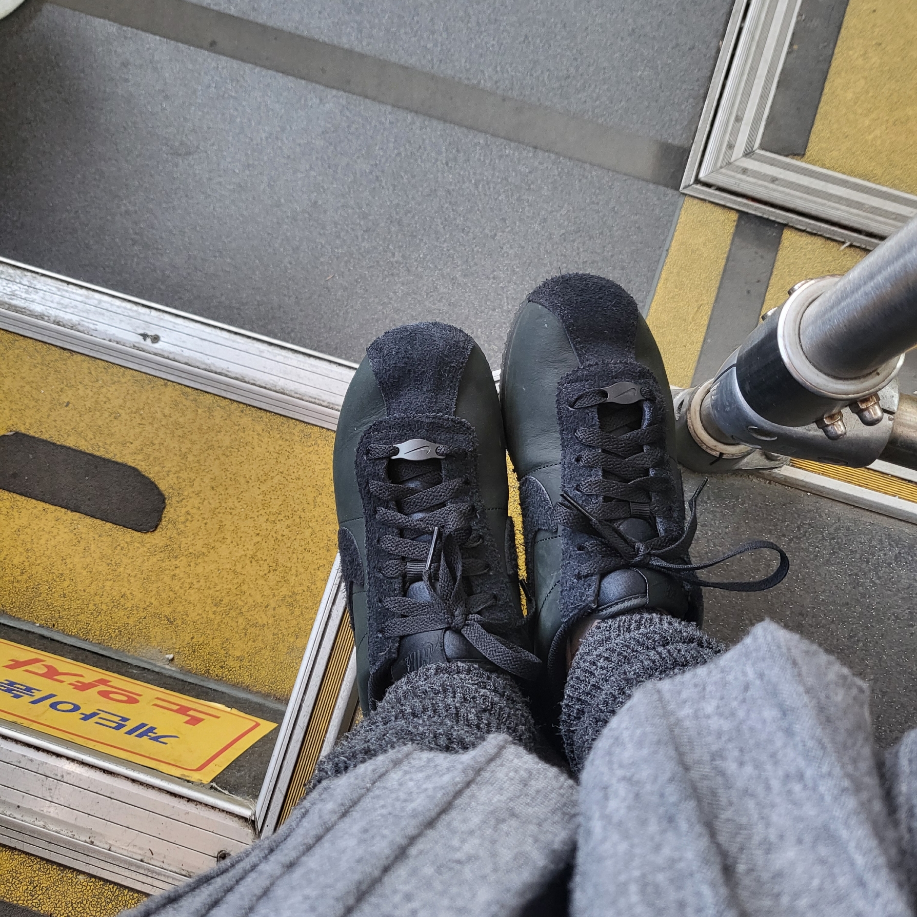 (W) Nike Cortez PRM Black 착용 스타일
