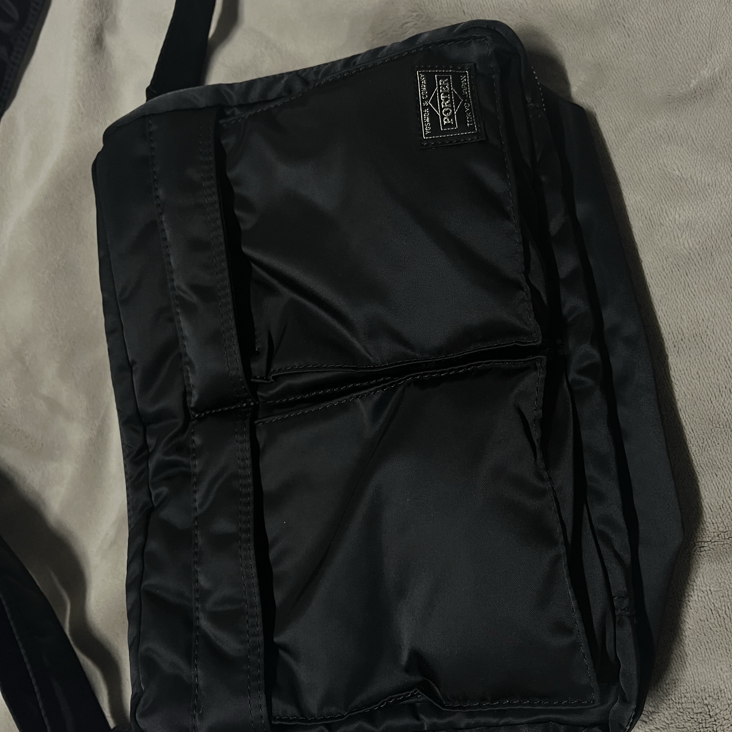 Porter Tanker Shoulder Bag L Black 착용 스타일