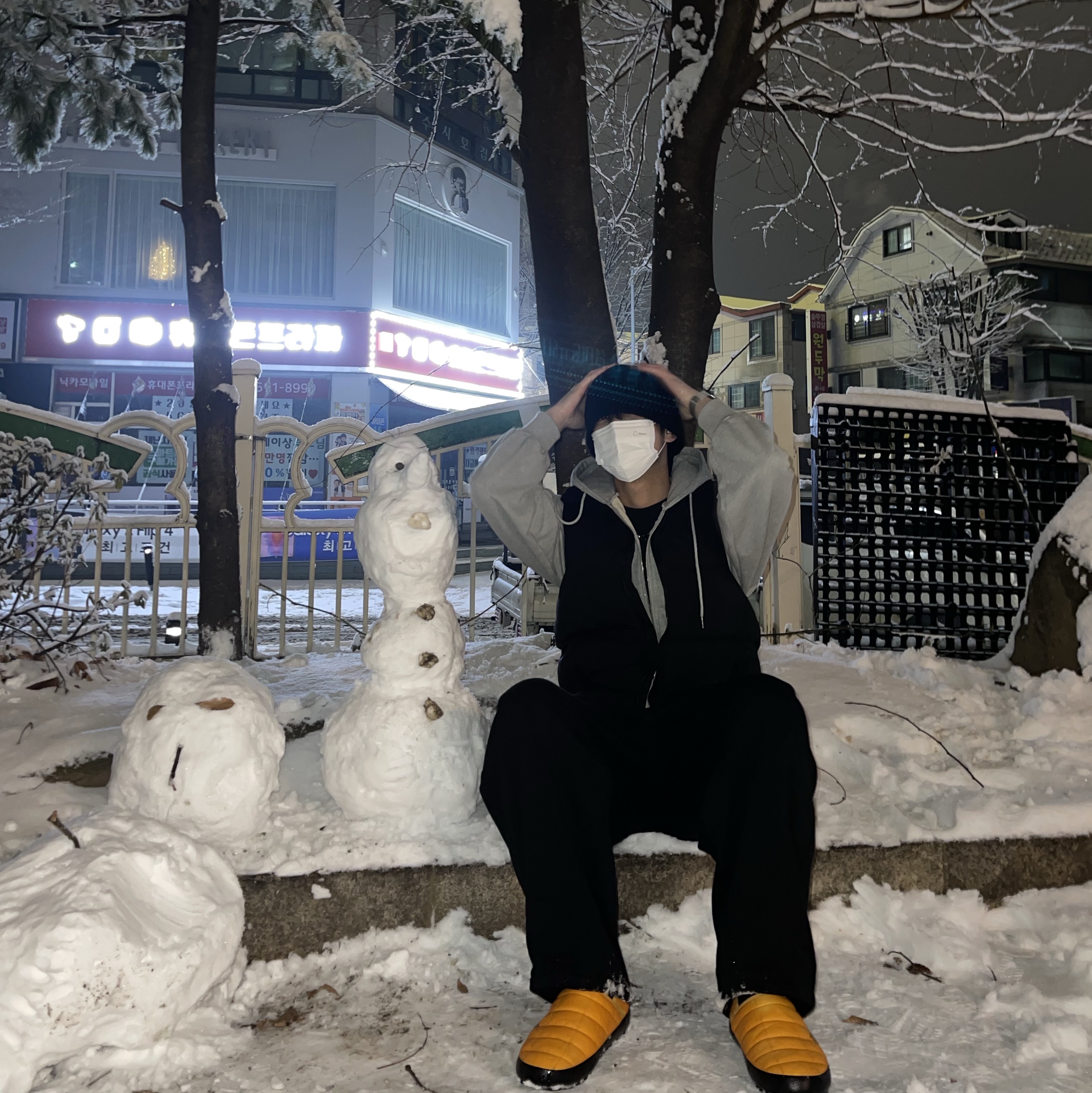 The North Face Thermoball Traction Mule V Summit Gold 착용 스타일