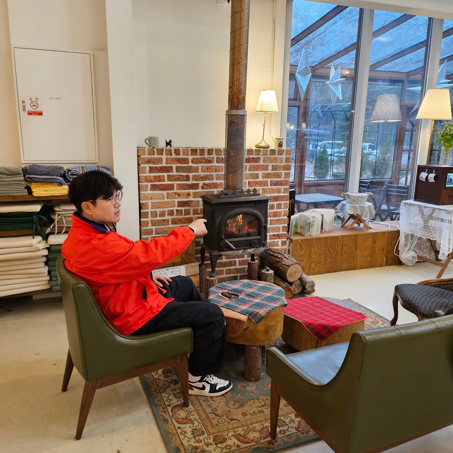 Supreme x Umbro Cotton Ripstop Track Jacket Red - 23FW, Jordan 1 Retro Low OG Black Toe 착용 스타일