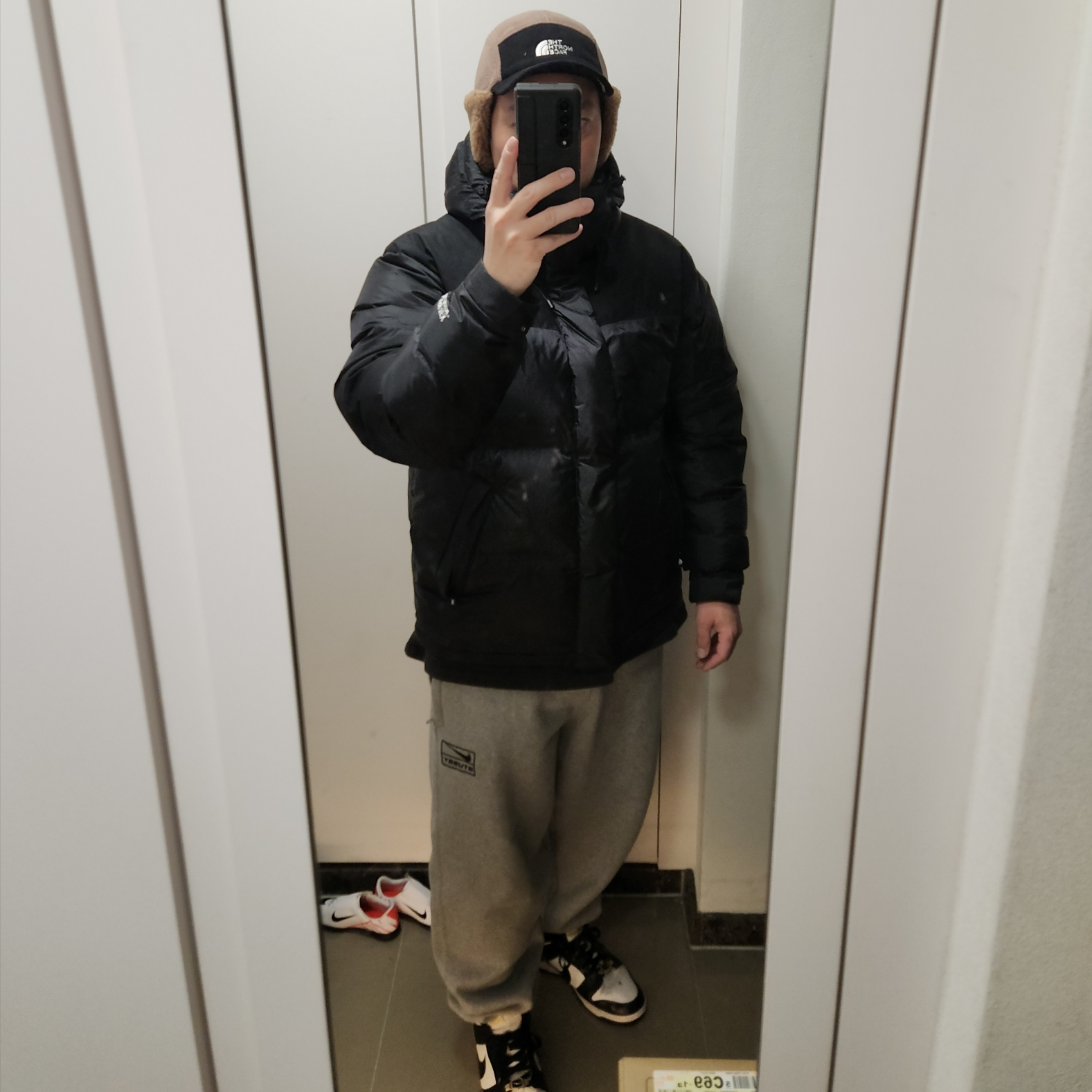 The North Face Fleece Earmuff Cap EX Beige, Nike x Stussy NRG RA Fleece Pants Dark Grey Heather (DJ9490-063) 착용 스타일 - 1