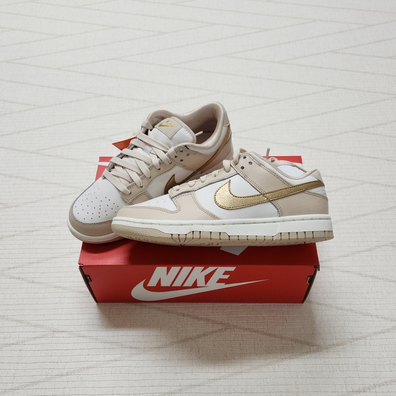(W) Nike Dunk Low Sanddrift Metallic Gold 착용 스타일 - 3