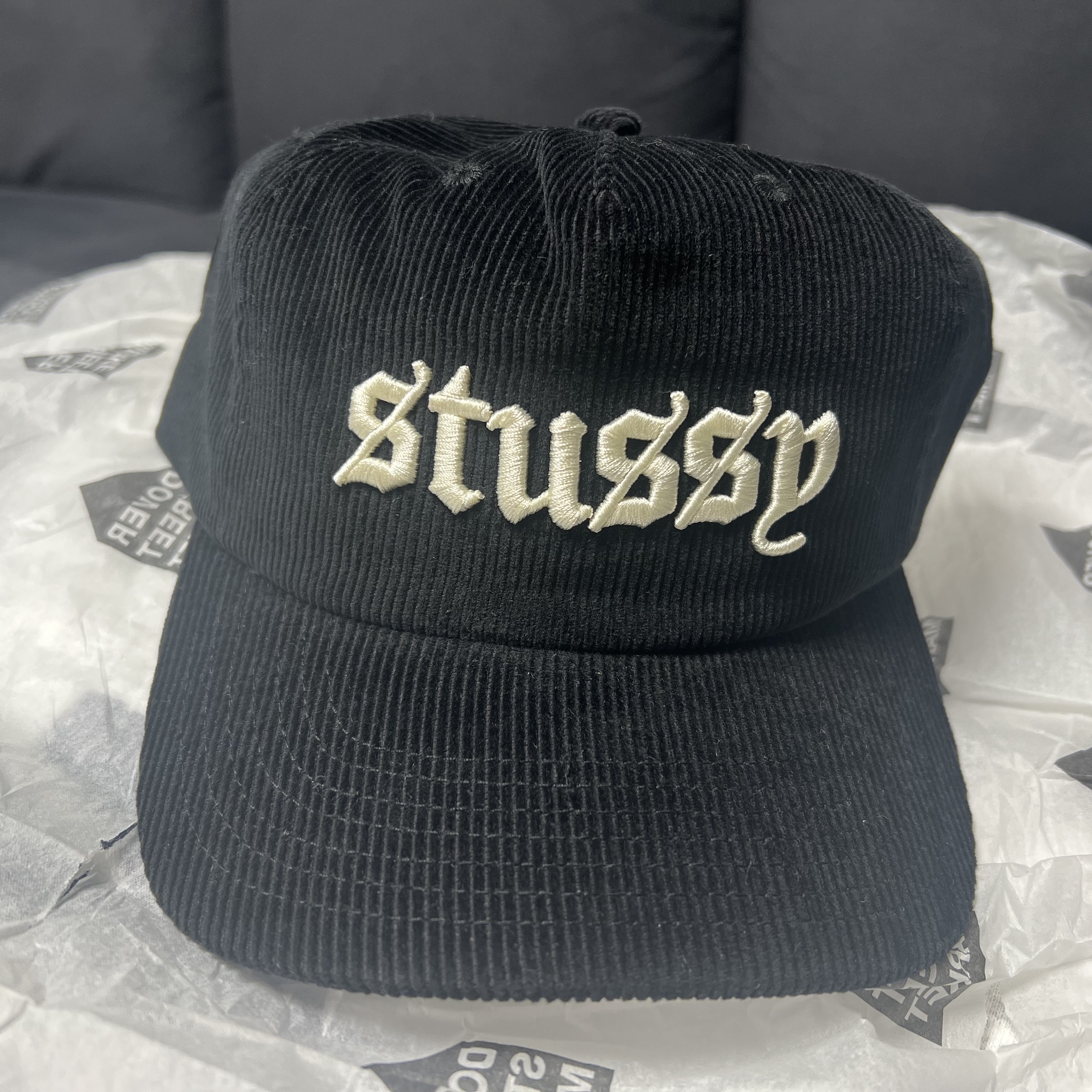 Stussy Mid-Depth Old English Snapback Black 착용 스타일