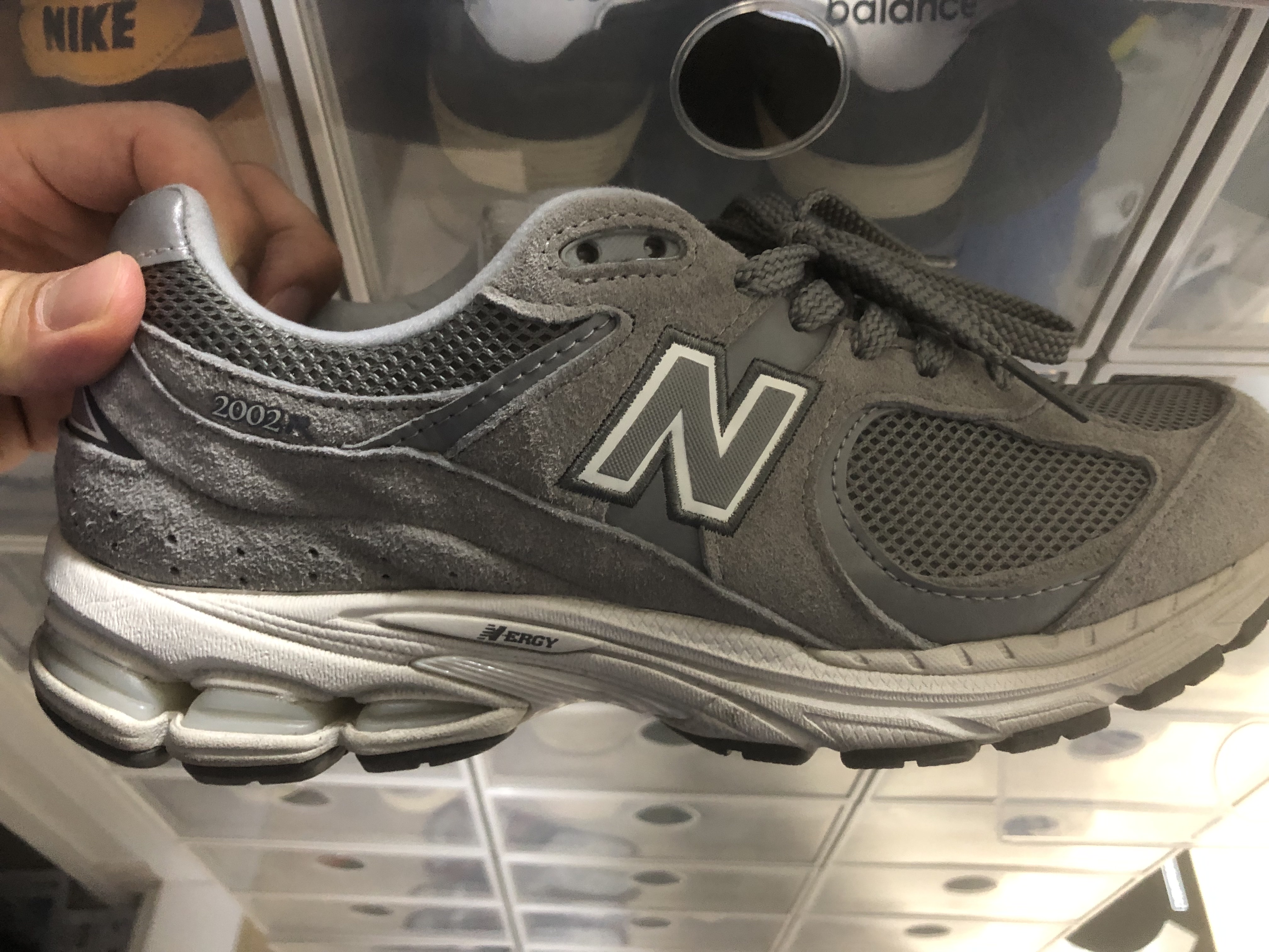 New Balance 2002R Grey 착용 스타일