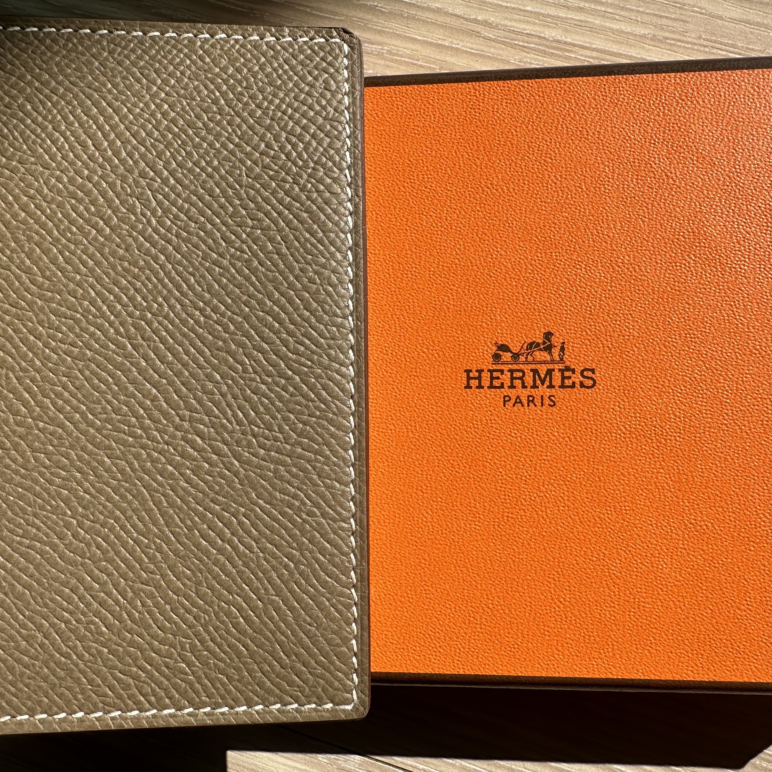 Hermes MC² Euclide Card Holder Epsom & Etoupe 착용 스타일 - 2