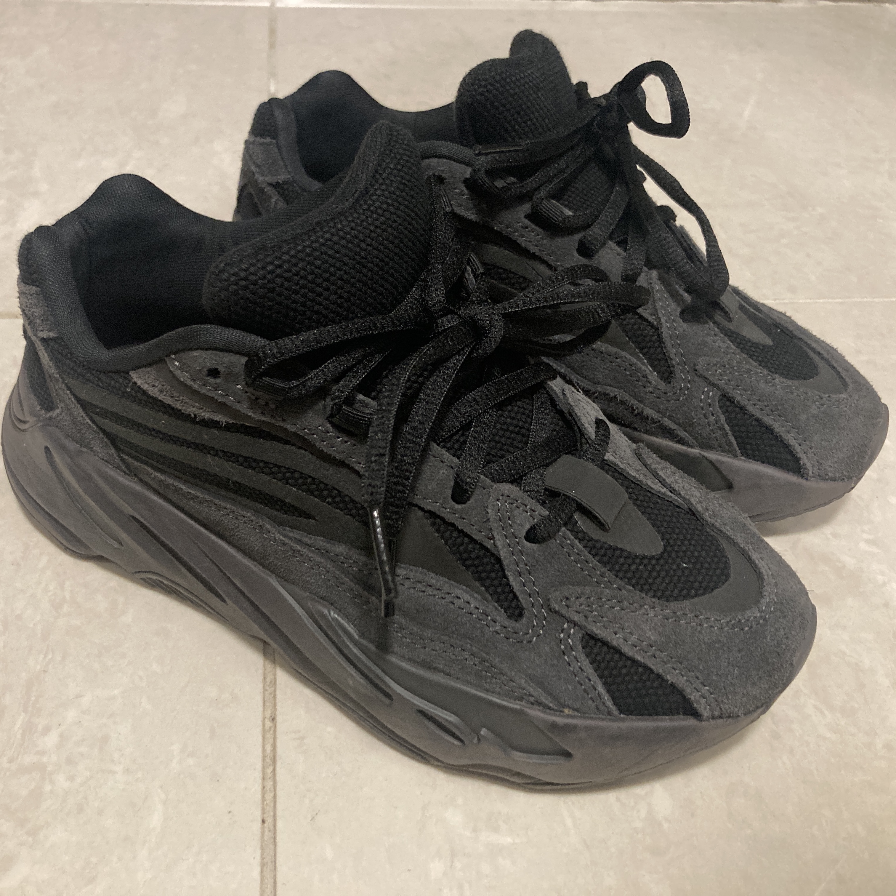 Adidas Yeezy Boost 700 V2 Vanta 2022 착용 스타일