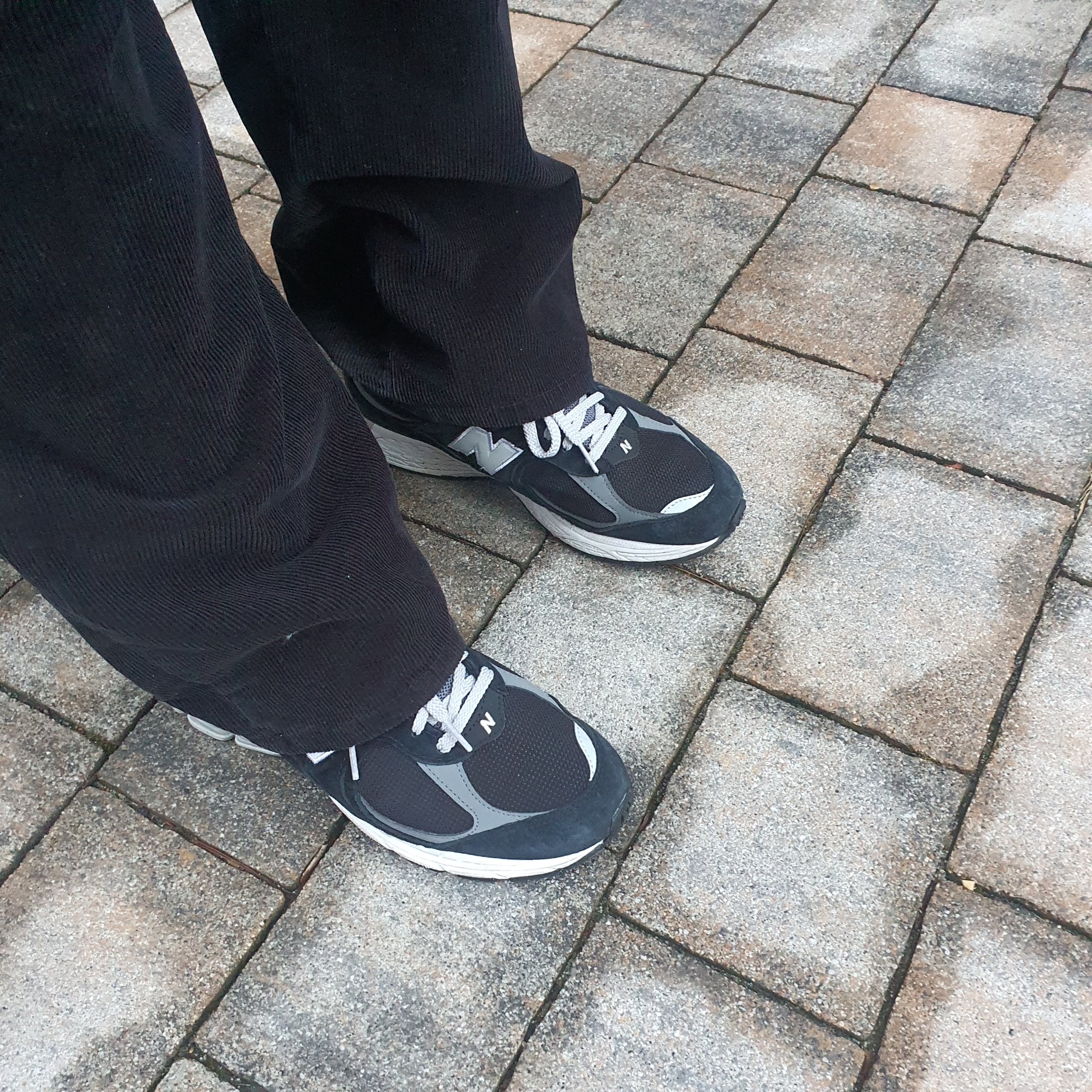 New Balance 2002R Gore-Tex Black Silver Metalic 착용 스타일