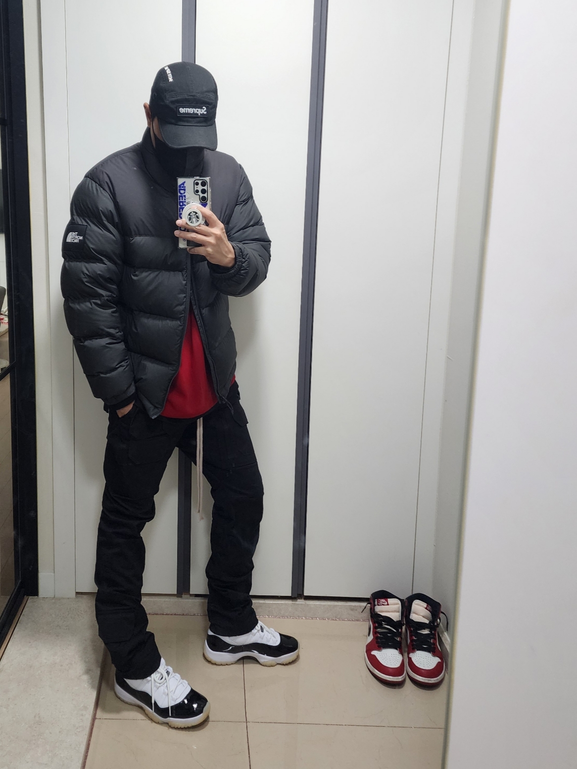 The North Face 1992 Nuptse Jacket Charcoal, Jordan 11 Retro Gratitude 착용 스타일 - 2