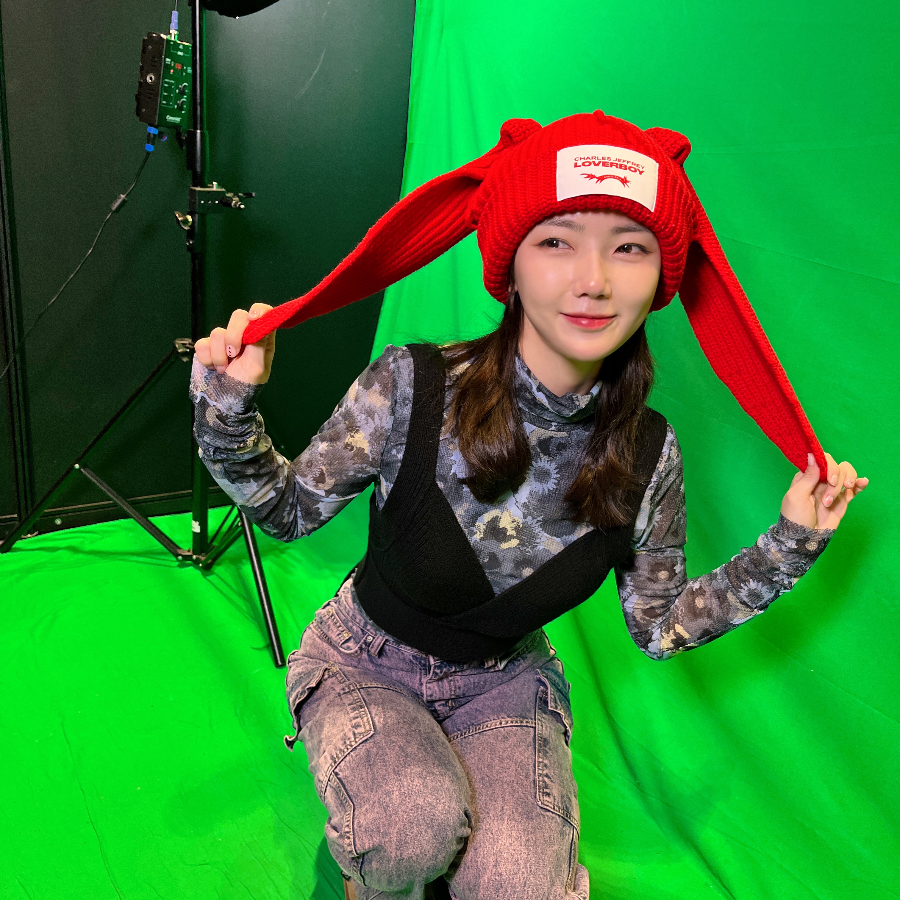 Charles Jeffrey Loverboy Chunky Rabbit Mohair Beanie Red 착용 스타일 - 1