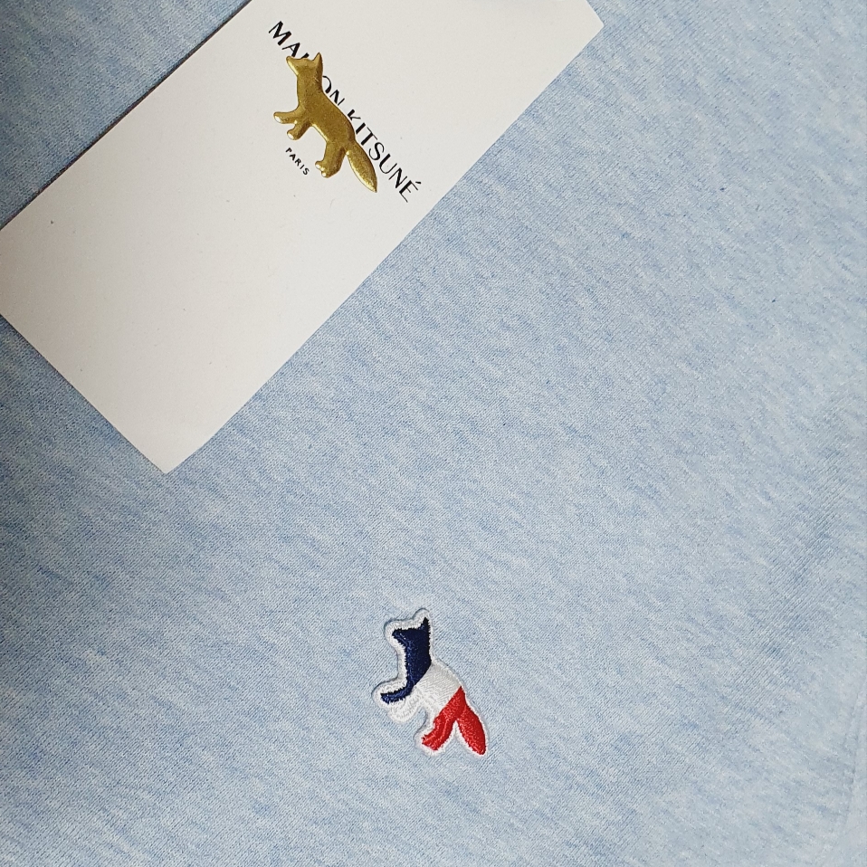 Maison Kitsune Tricolor Fox Patch Sweatshirt Blue Haze Melange 착용 스타일