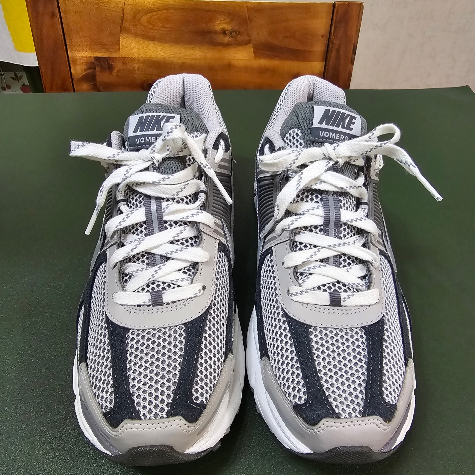 Nike Zoom Vomero 5 PRM Light Iron Ore and Flat Fewter 착용 스타일 - 1