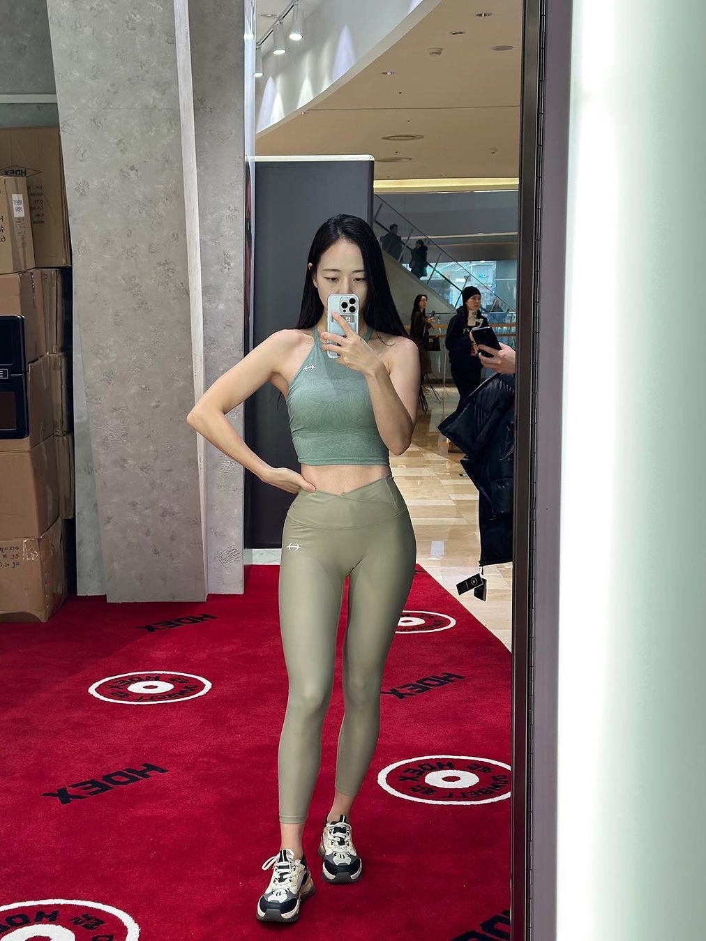 HDEX Air Bianco Halterneck Crop Top Green 착용 스타일 - 3