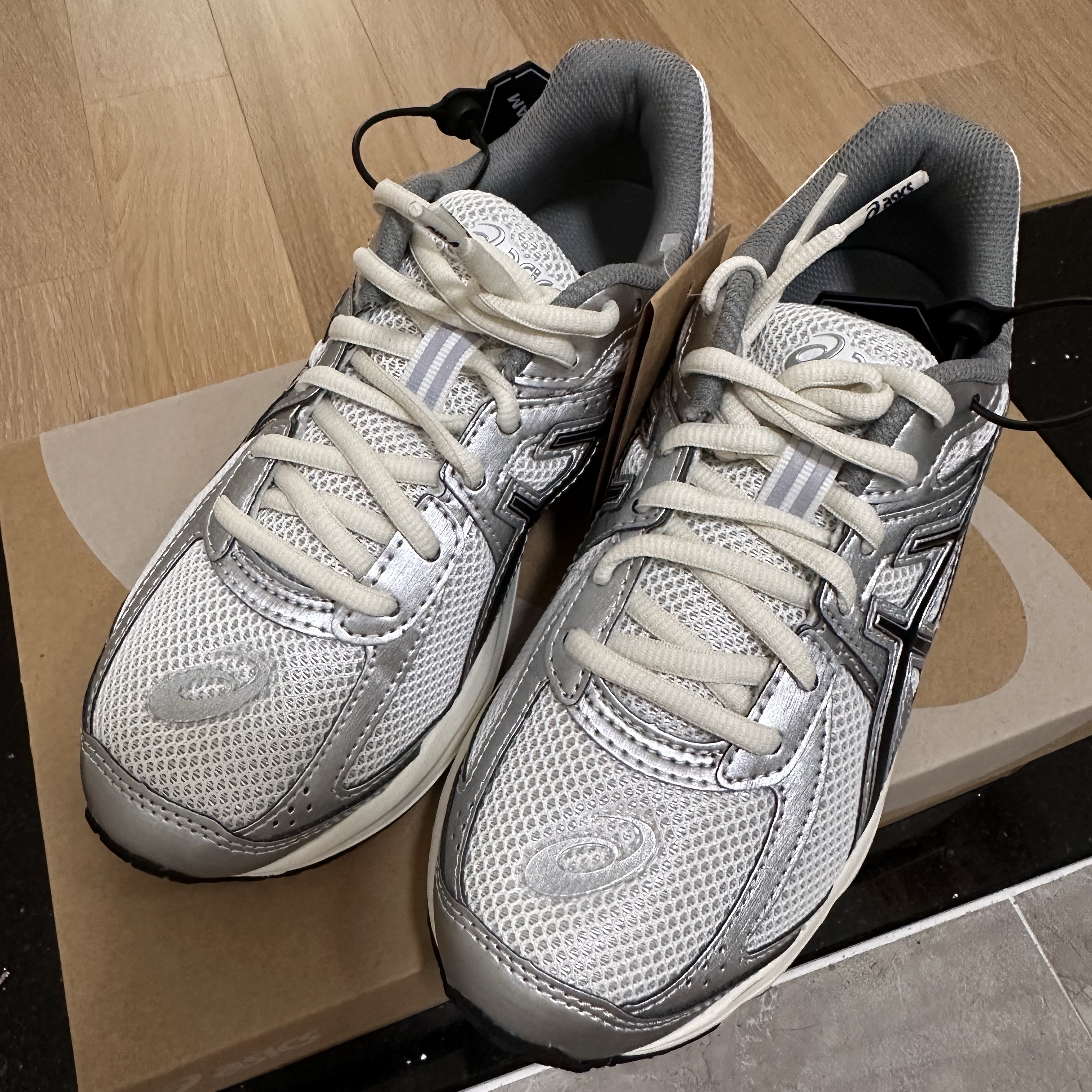 Asics Jog 100 S White Black - 2E Wide 착용 스타일