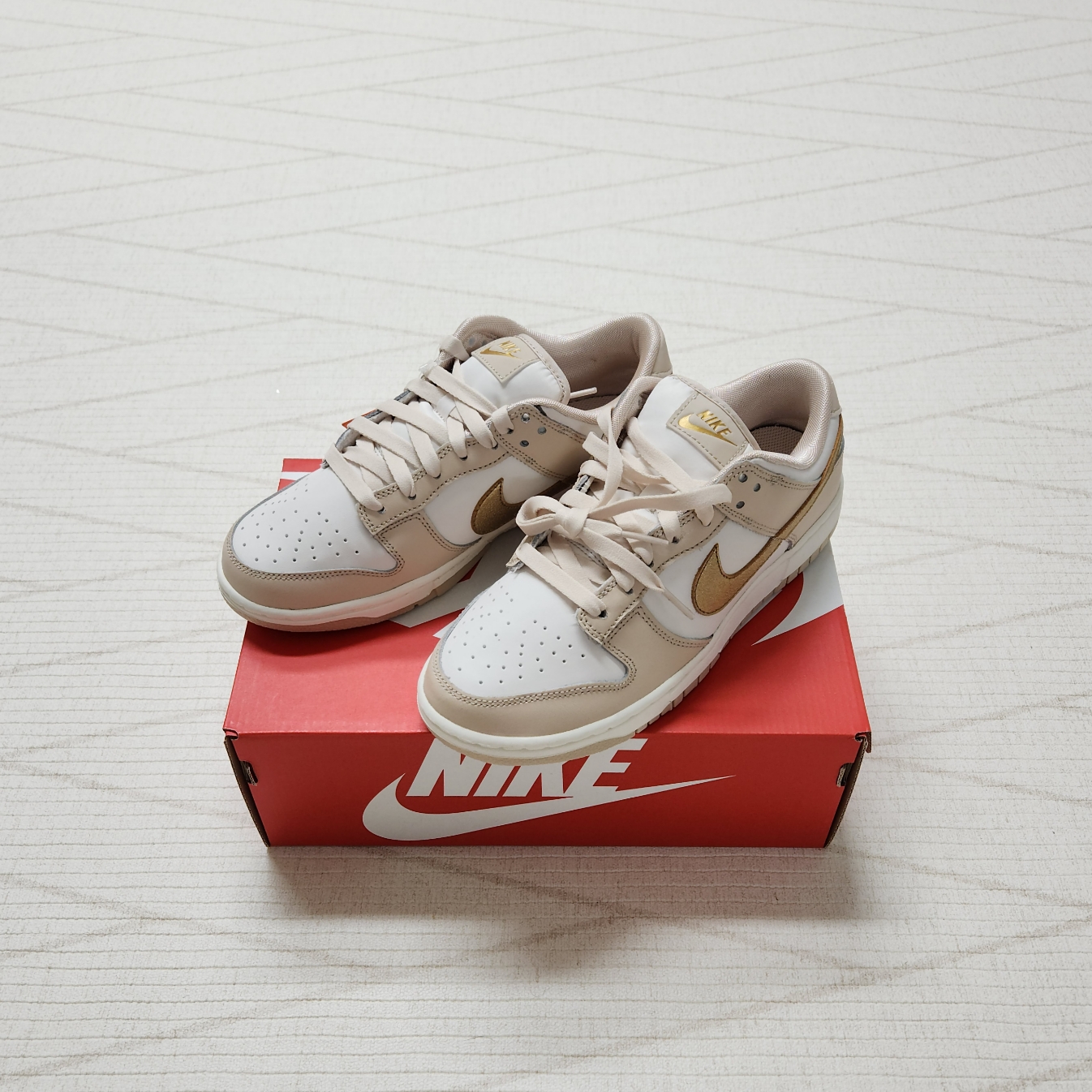 (W) Nike Dunk Low Sanddrift Metallic Gold 착용 스타일 - 1