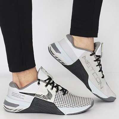 Nike Metcon 8 Photon Dust Light Bone 착용 스타일