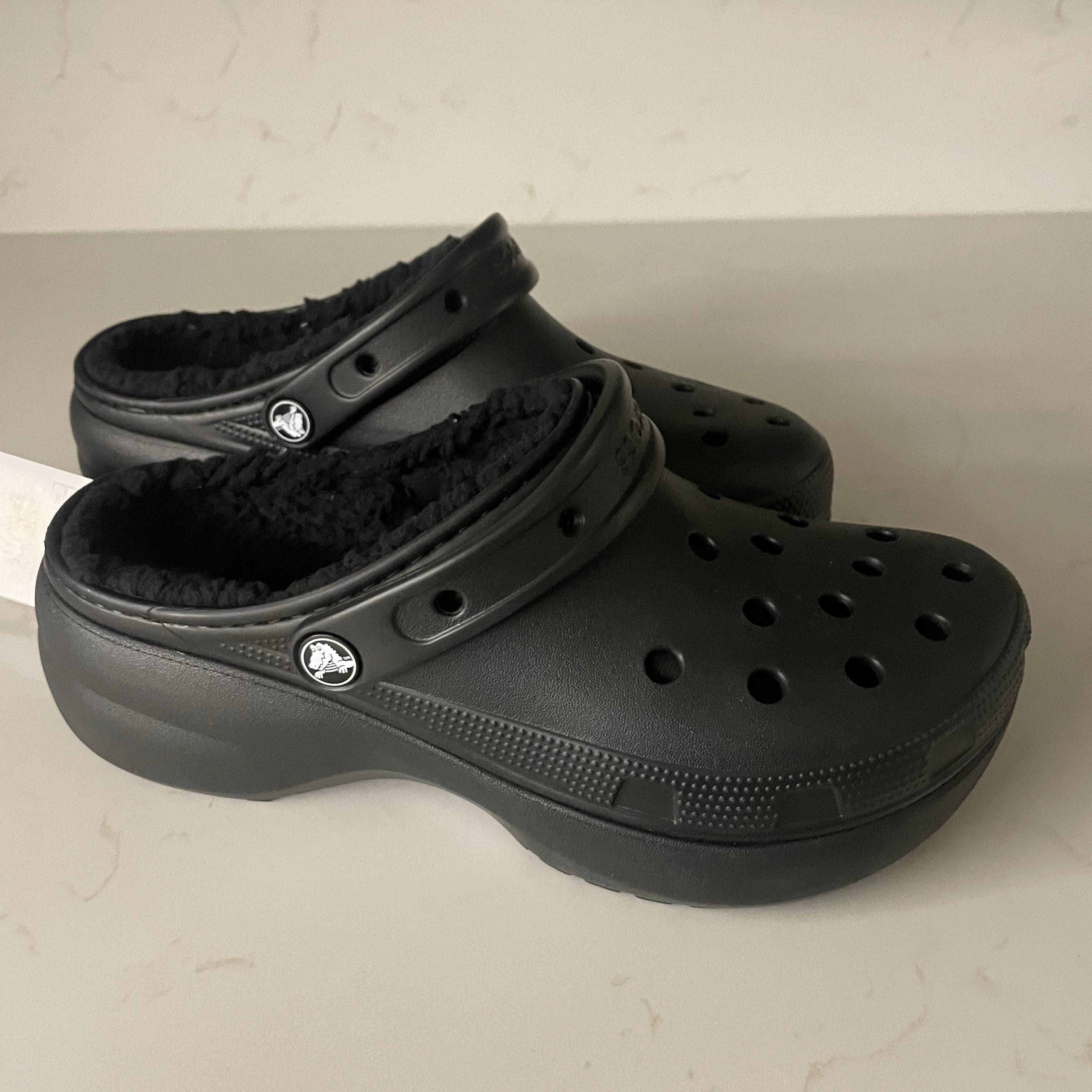(W) Crocs Classic Platform Lined Clog Black 착용 스타일