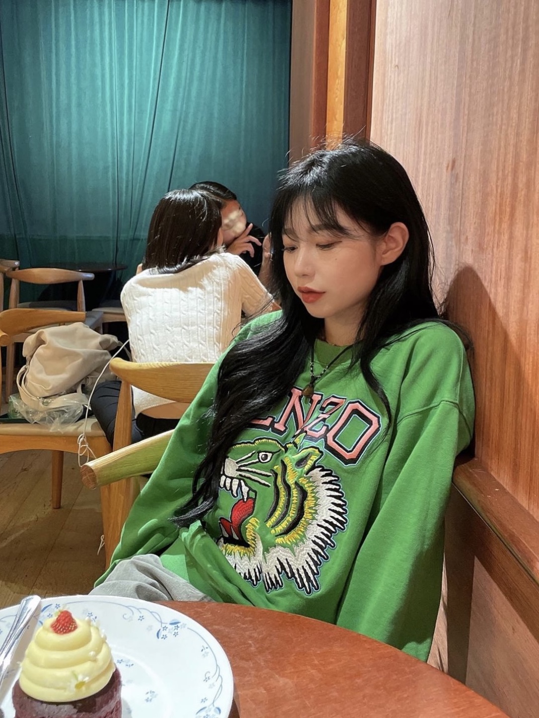 (W) Kenzo Varsity Jungle Tiger Sweatshirt Black 착용 스타일 - 3