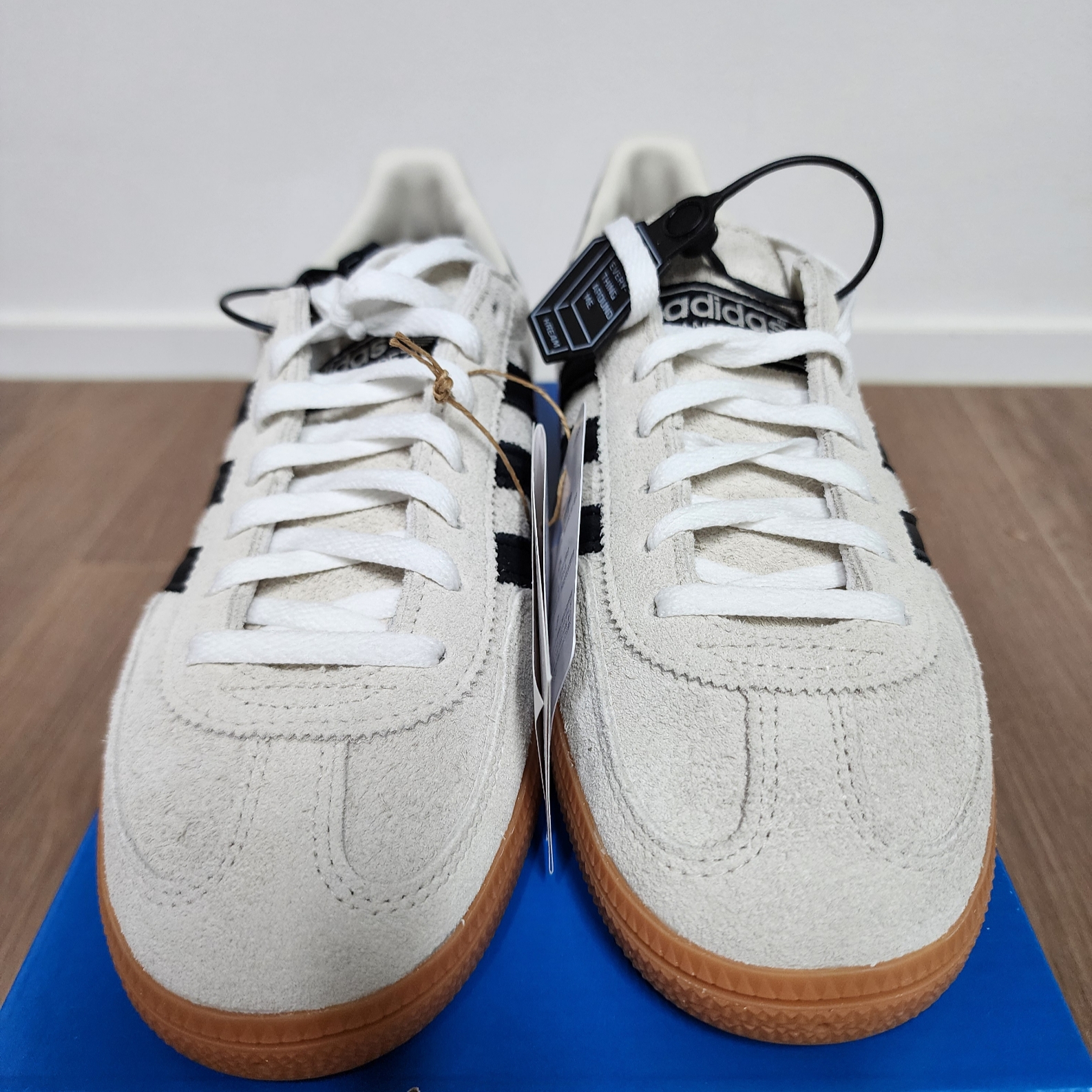 (W) Adidas Spezial Handball Aluminium Core Black 착용 스타일 - 1