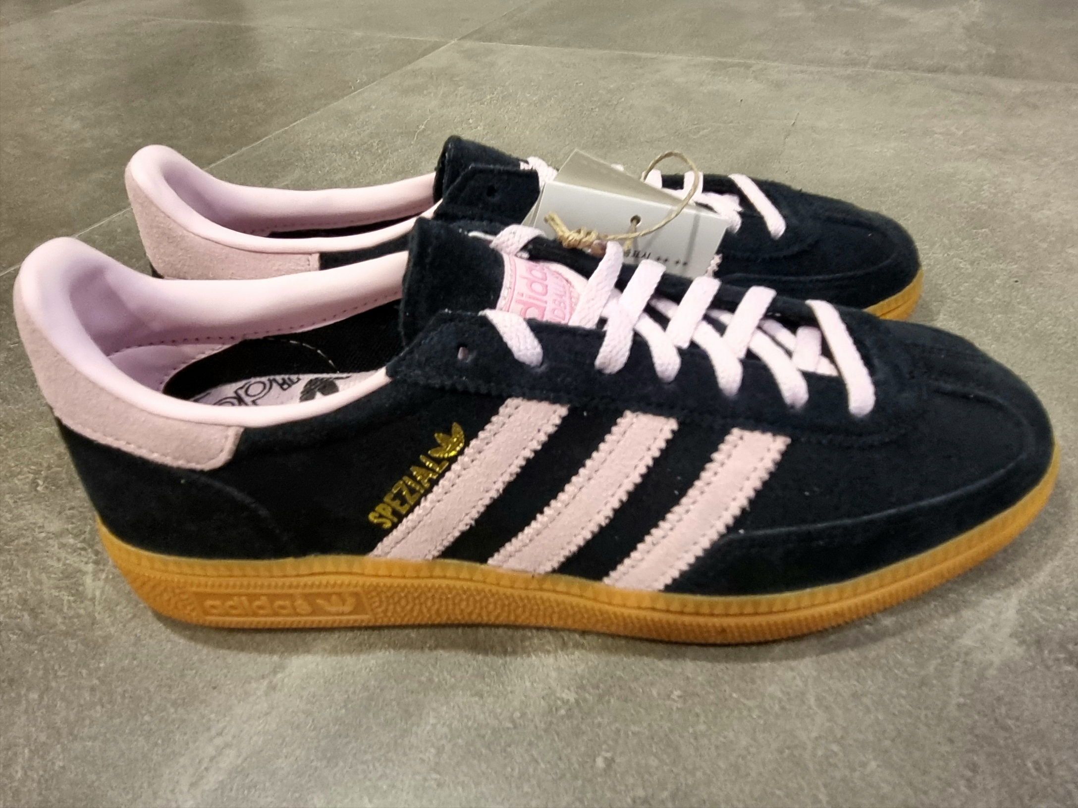 (W) Adidas Spezial Handball Core Black Clear Pink 착용 스타일 - 2