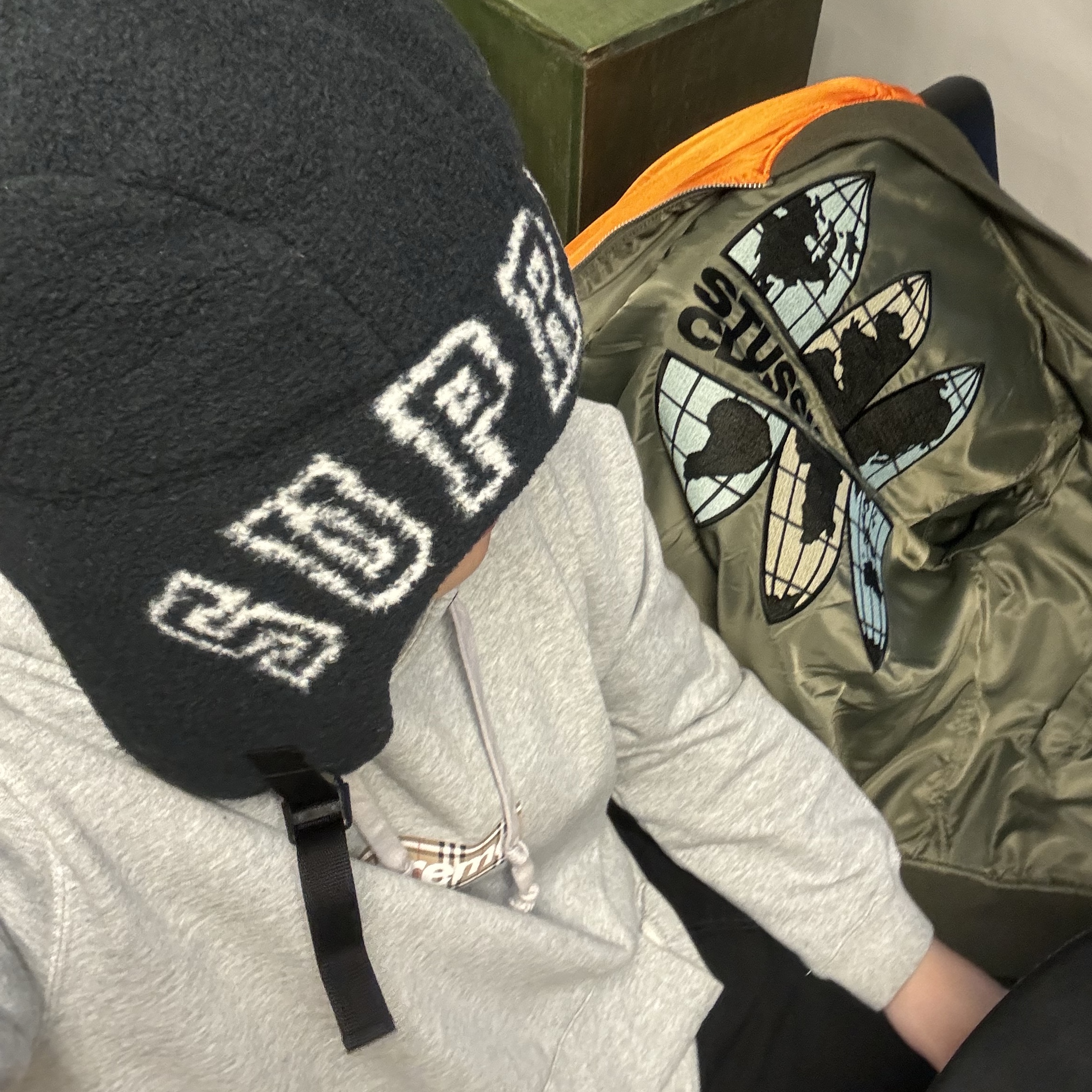 Supreme Shearling Trooper Black - 23FW, Supreme x Burberry Box Logo Hooded Sweatshirt Heather Grey - 22SS 착용 스타일