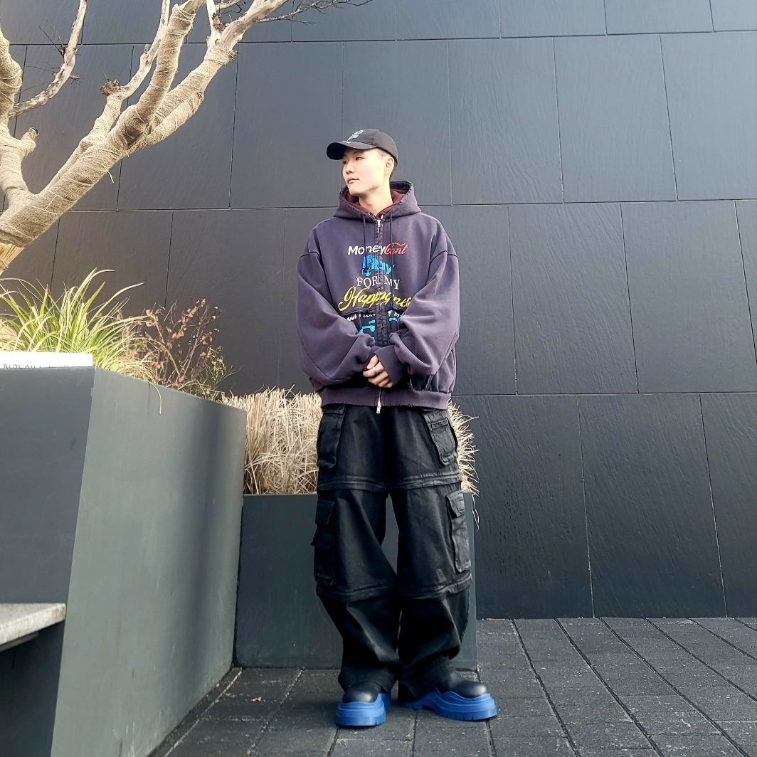 Project G/R Happiness Zip Hoodie Navy, Project G/R Oversized Convertible Cargo Pants Coated Black 착용 스타일 - 2