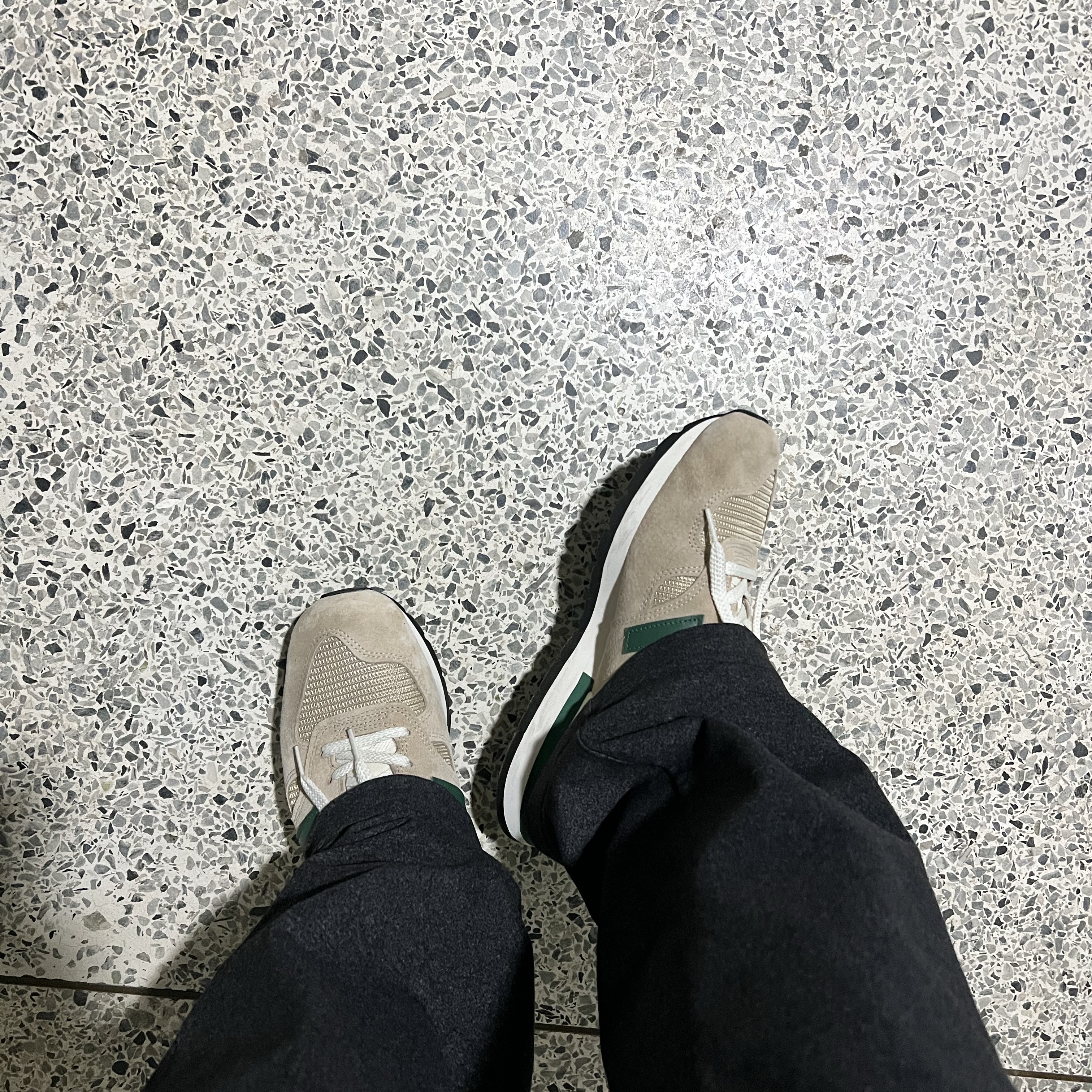 New Balance 990v1 Tan Green 착용 스타일