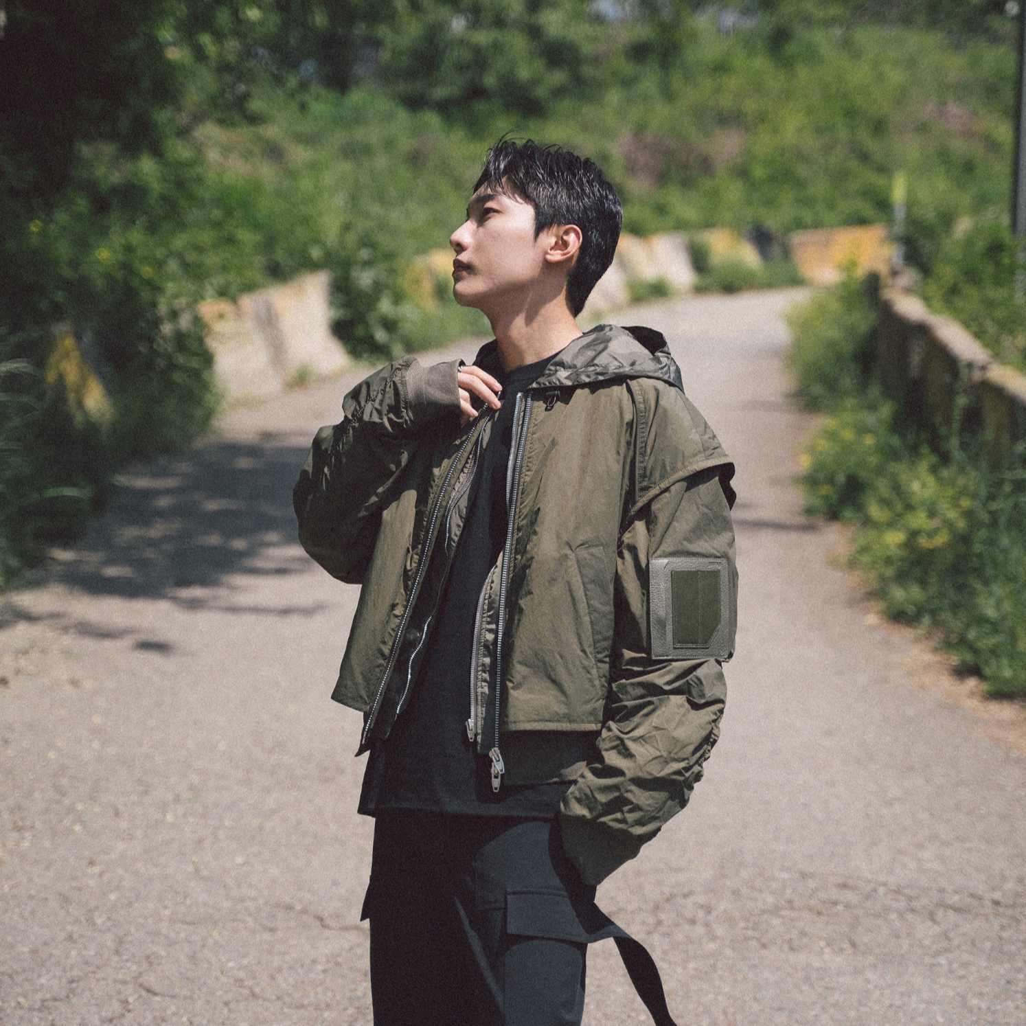 Juun.J Hood Detachable MA-1 Jumper Khaki - 23SS 착용 스타일