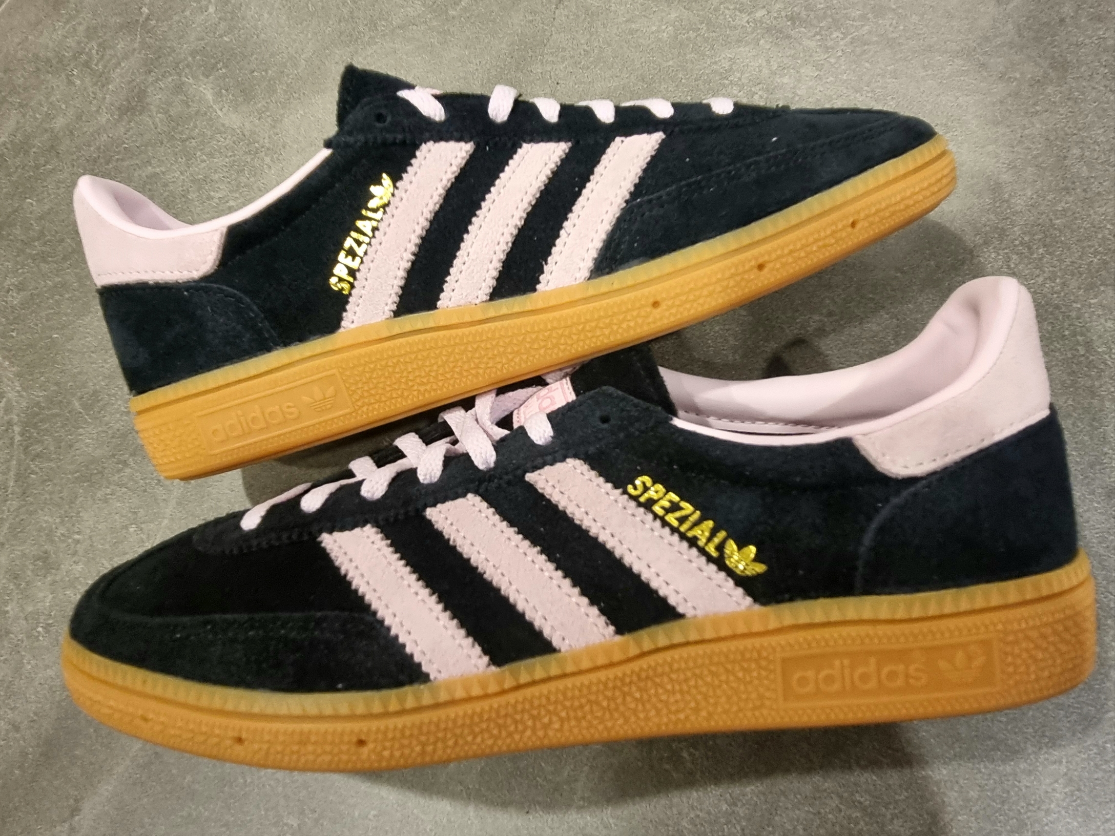 (W) Adidas Spezial Handball Core Black Clear Pink 착용 스타일 - 3