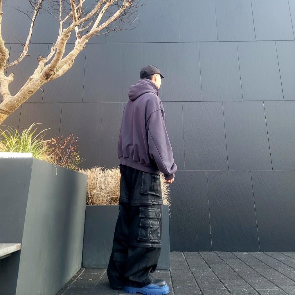 Project G/R Happiness Zip Hoodie Navy, Project G/R Oversized Convertible Cargo Pants Coated Black 착용 스타일 - 4