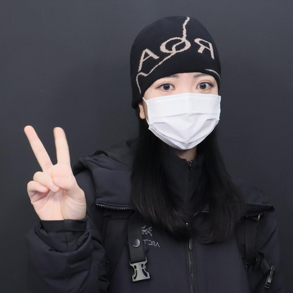Roa Hiking Beanie Logo Brown 착용 스타일