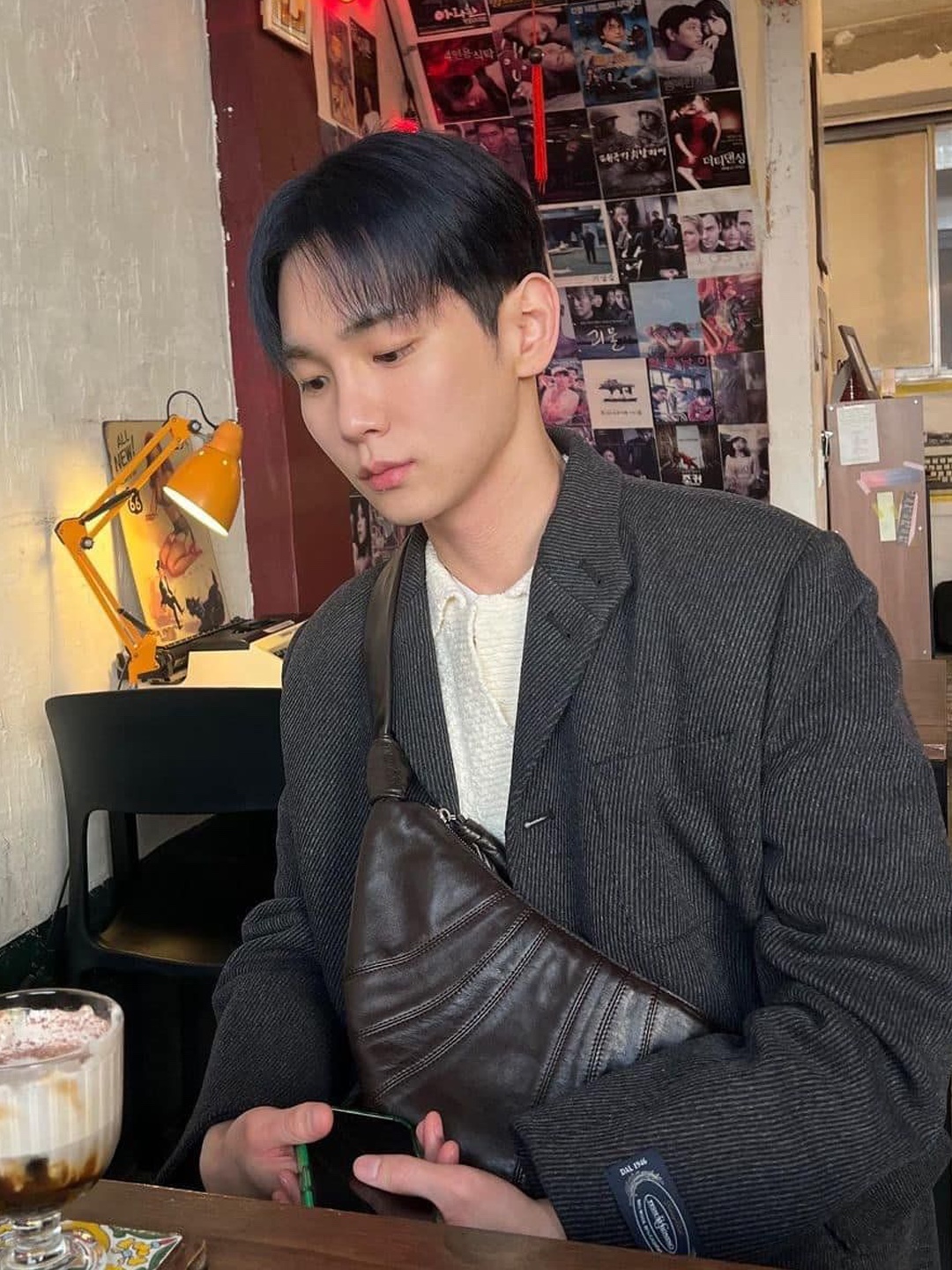 Lemaire Medium Croissant Bag Soft Nappa Leather Black, Lemaire Medium Croissant Bag Soft Nappa Leather Dark Chocolate 착용 스타일 - 5
