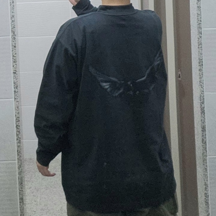 Yeezy Gap Engineered By Balenciaga Dove Long Sleeve T-Shirt Beige, Yeezy Gap Engineered By Balenciaga Dove Long Sleeve T-Shirt Black 착용 스타일 - 3
