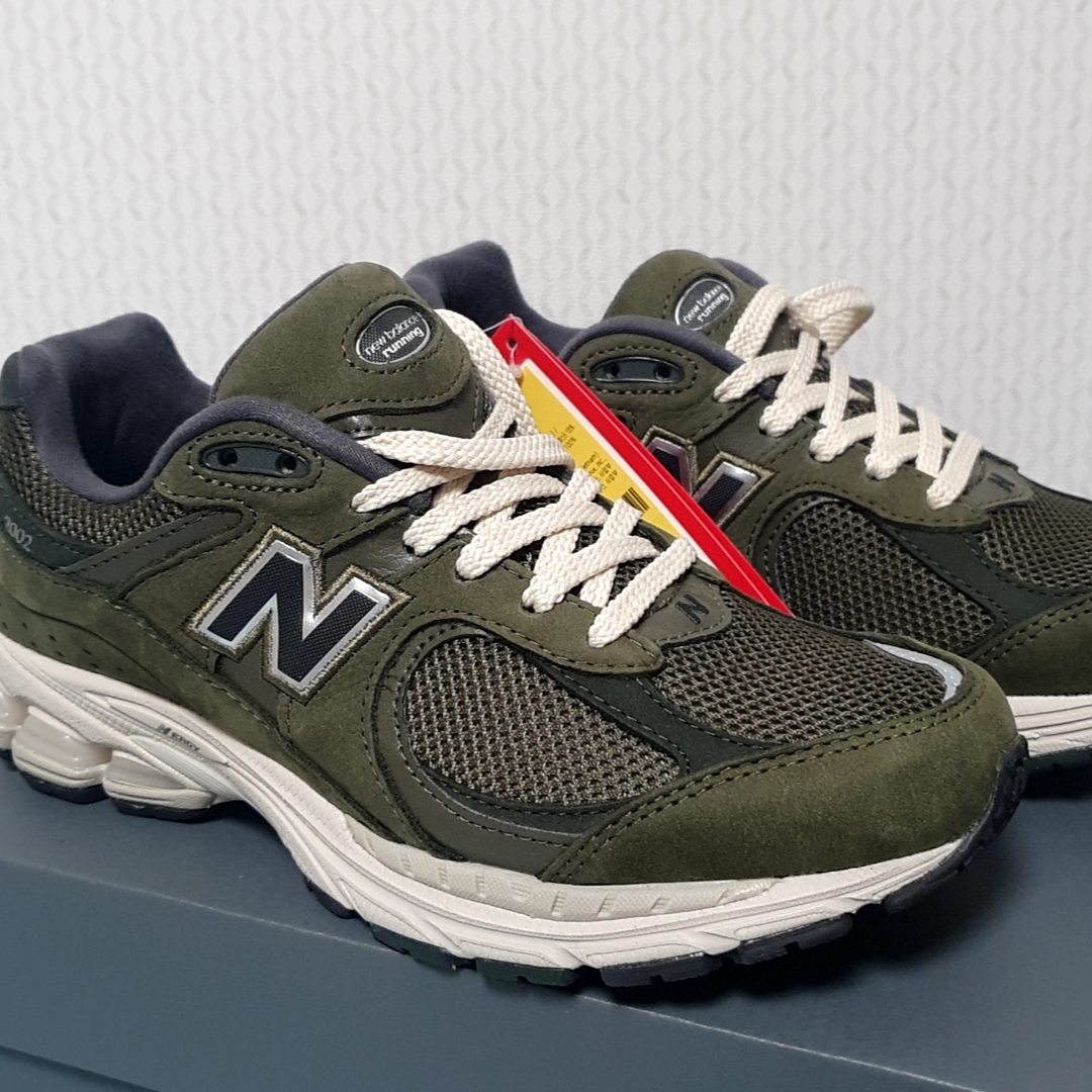 New Balance 2002R Grape Leaf 착용 스타일