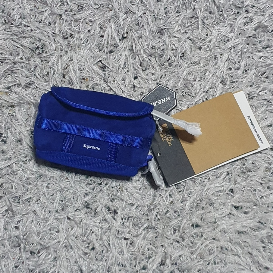 Supreme x The North Face Suede Base Camp Duffle Keychain Blue - 23FW 착용 스타일