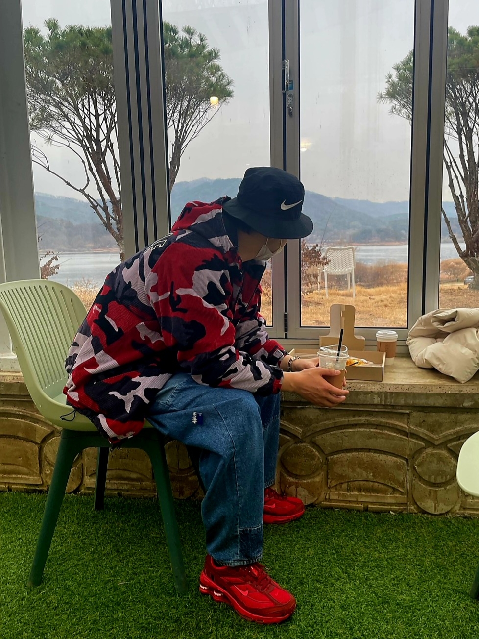 Zara x Ader Error Barrel Leg Jeans Blue, Supreme x Nike Arc Corduroy Hooded Jacket Red Camo - 22SS 착용 스타일 - 1