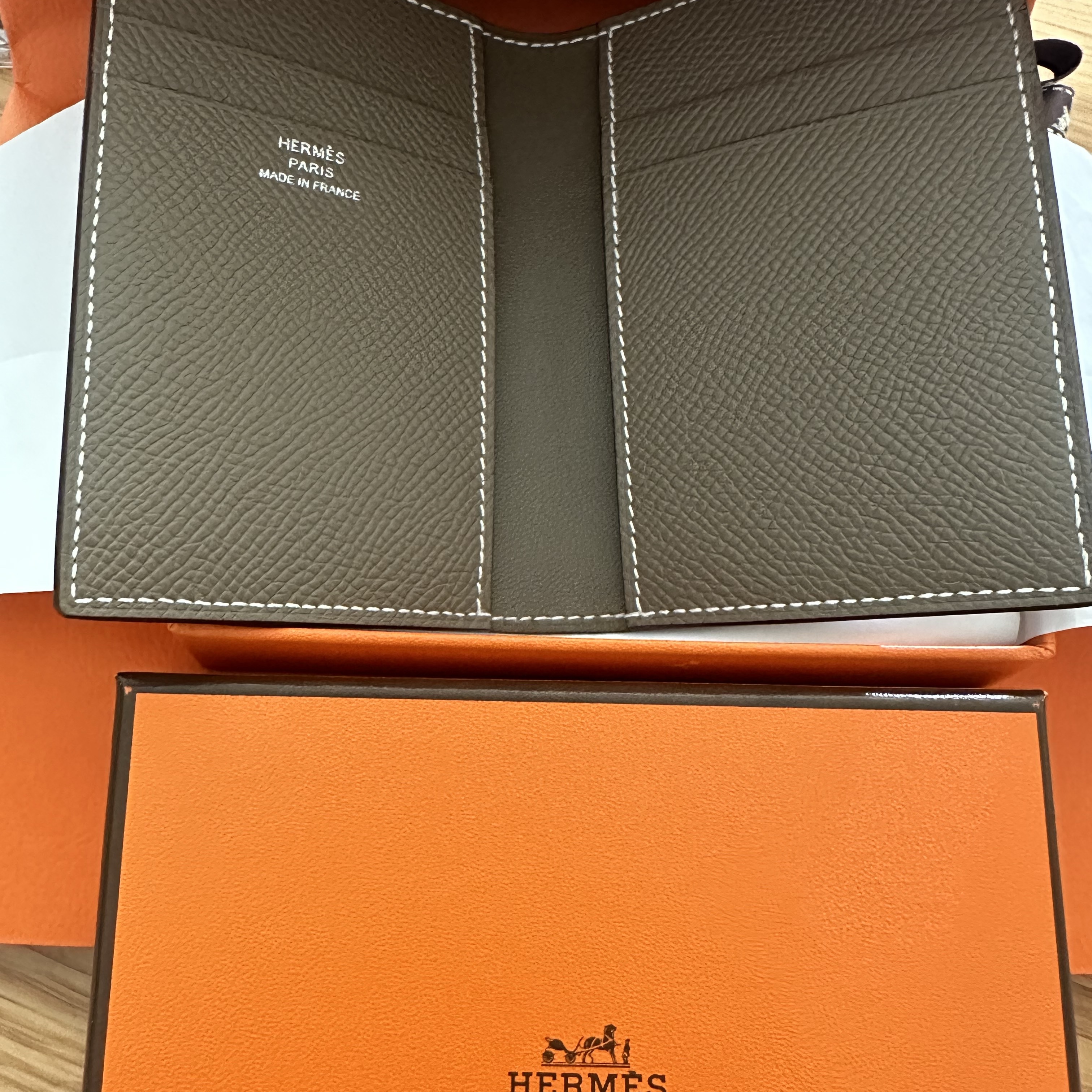 Hermes MC² Euclide Card Holder Epsom & Etoupe 착용 스타일 - 1