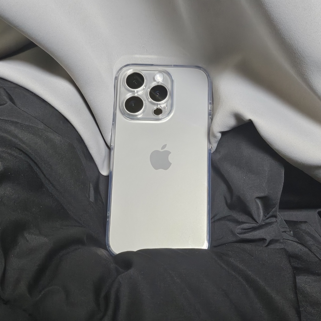 Apple iPhone 15 Pro 256GB Natural Titanium (Korean Ver.) 착용 스타일 - 1