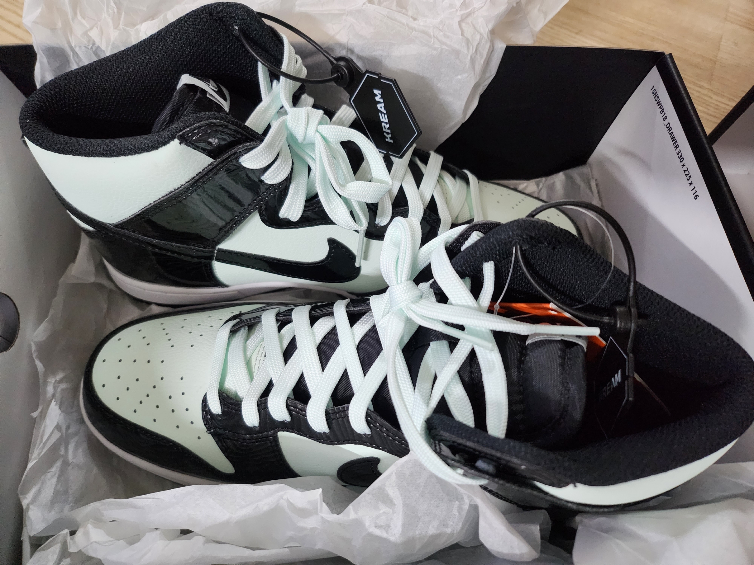 Nike Dunk High Barely Green 착용 스타일 - 1