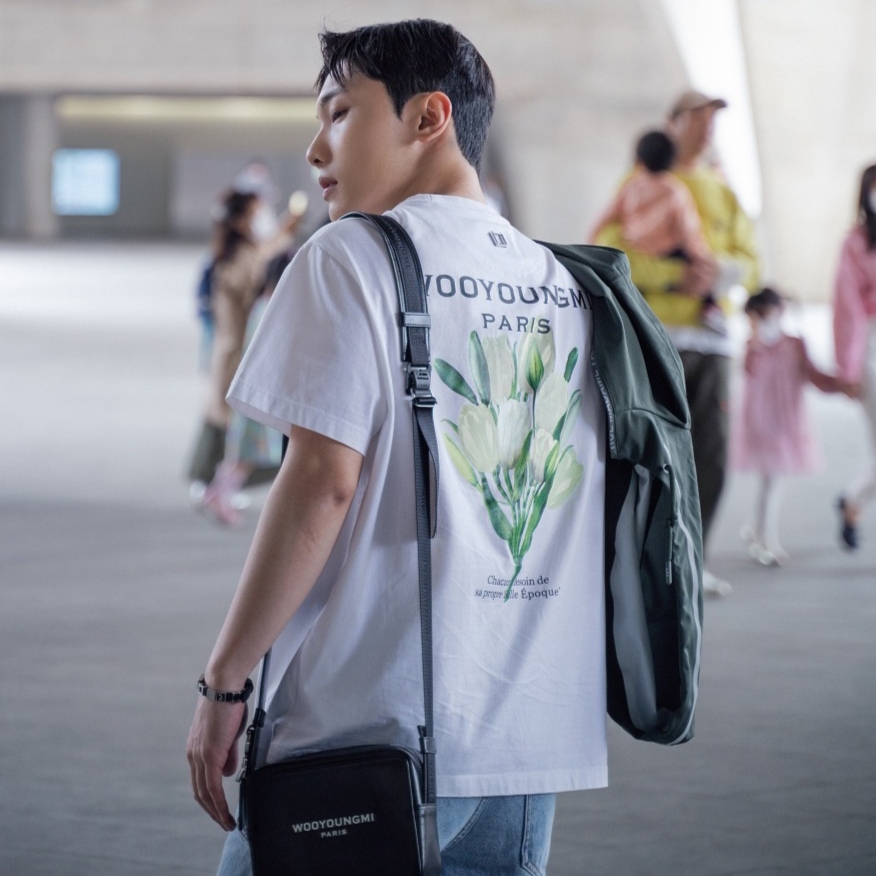 Wooyoungmi Flower Print Back Logo T-Shirt White - 22SS, Wooyoungmi Square Mini Bag Black 착용 스타일