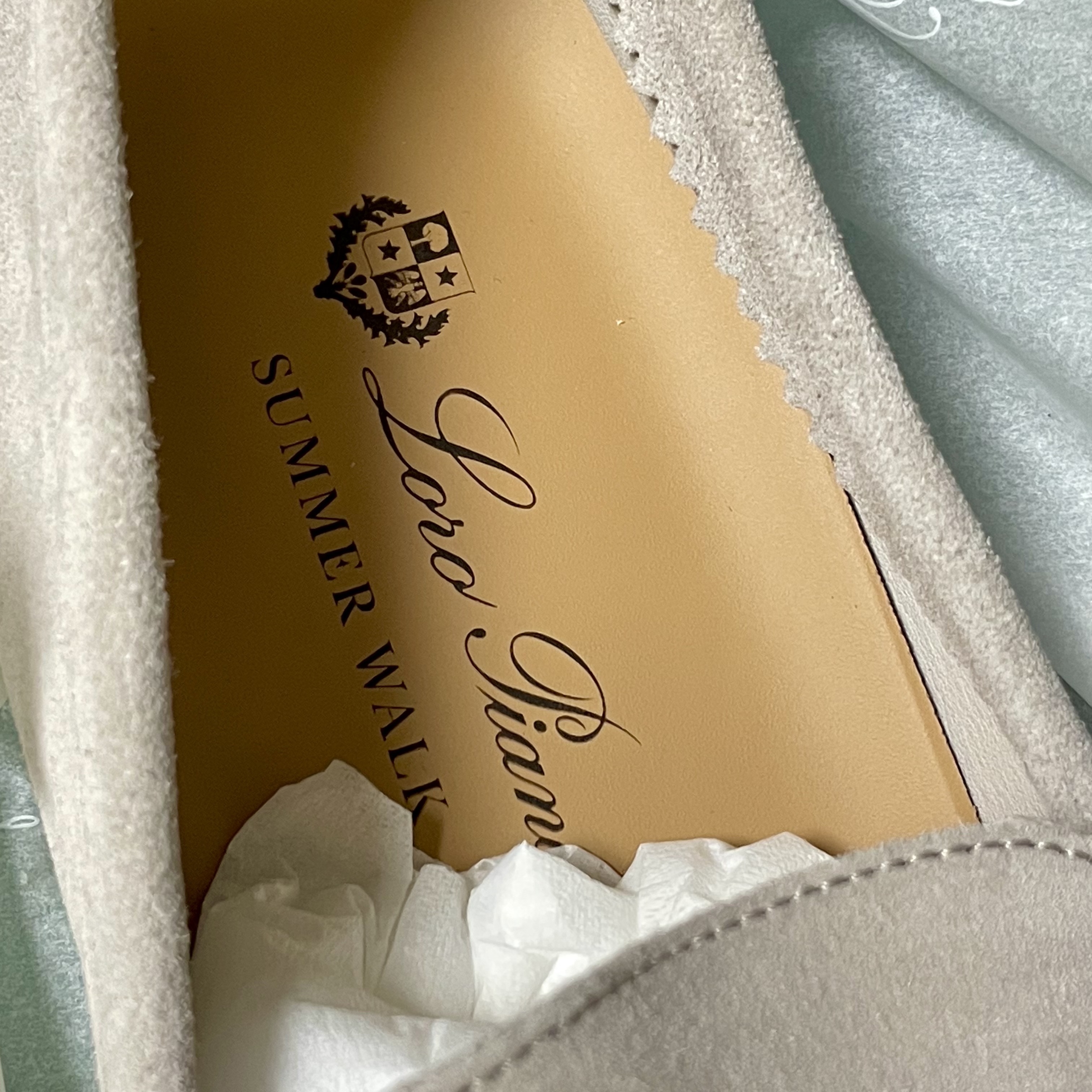 Loro Piana Summer Walk Suede Calfskin Classic Beige, (W) Loro Piana Summer Charms Walk Loafer Suede Caimanskin Sand Stone 착용 스타일 - 3