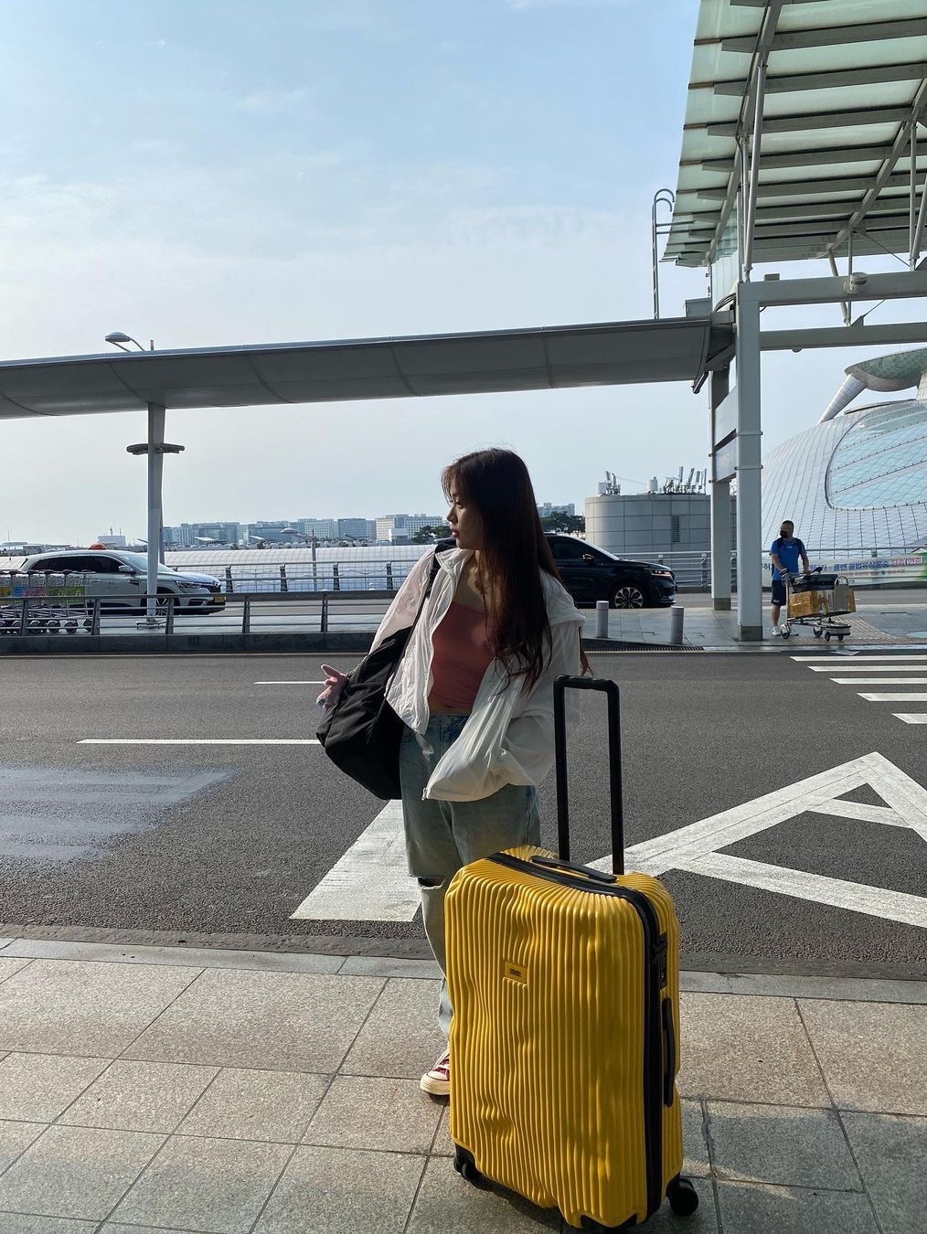 CRASH BAGGAGE Icon Stripe 26Inch Carrier Yellow 착용 스타일 - 1