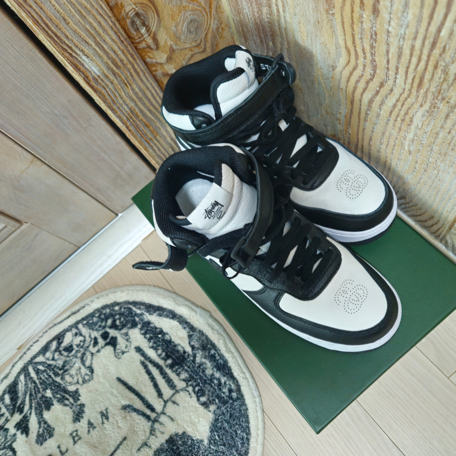 Nike x Stussy Air Force 1 '07 Mid SP Black and Light Bone 착용 스타일
