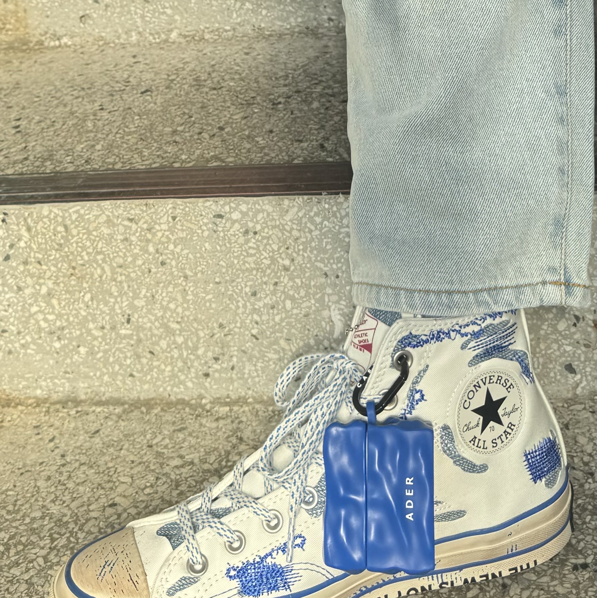 Converse x Ader Error Chuck 70 High White, Apple AirPods Pro 2nd Gen (Korean Ver.) 착용 스타일 - 2