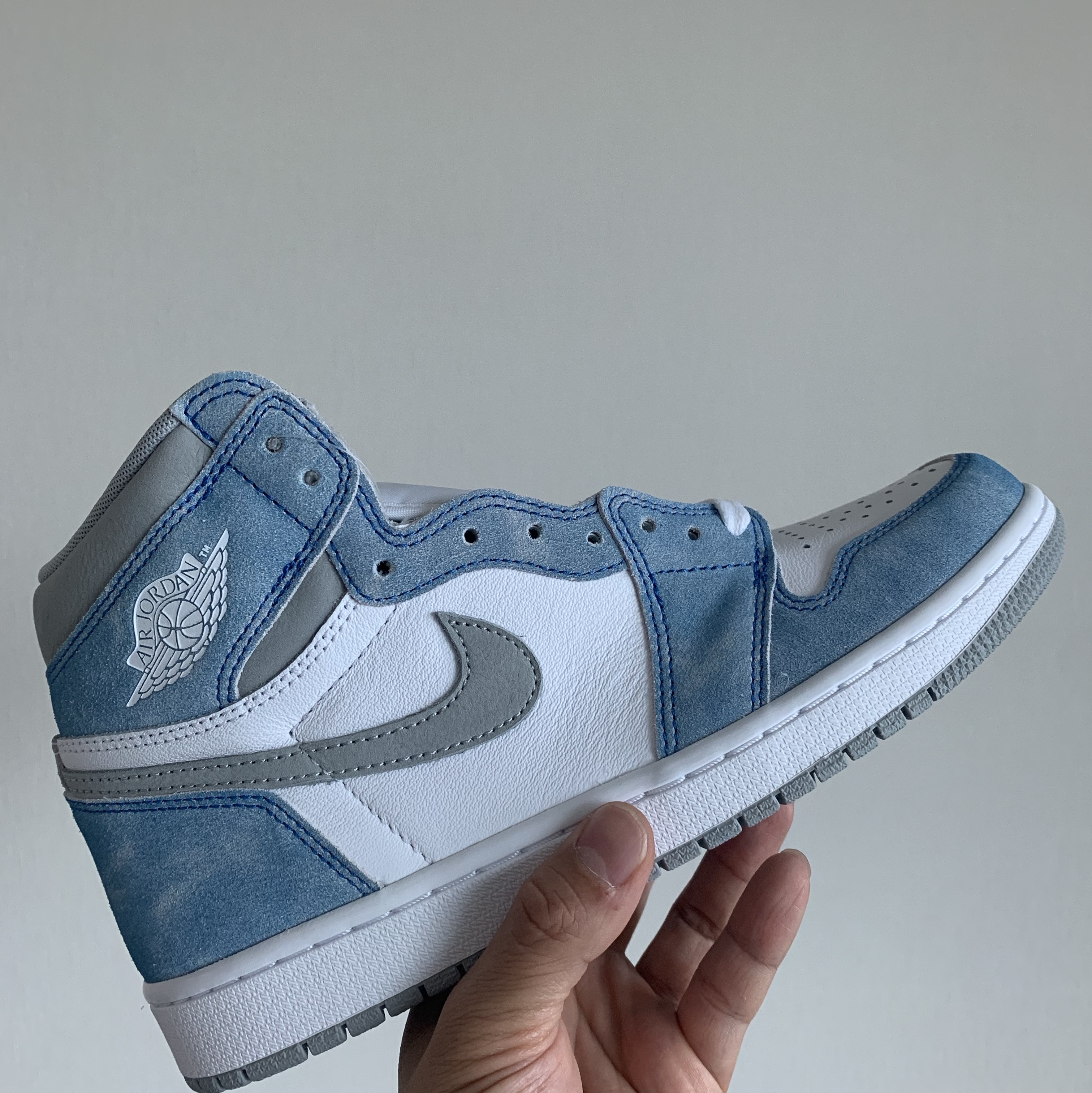 Jordan 1 Retro High OG Hyper Royal 착용 스타일