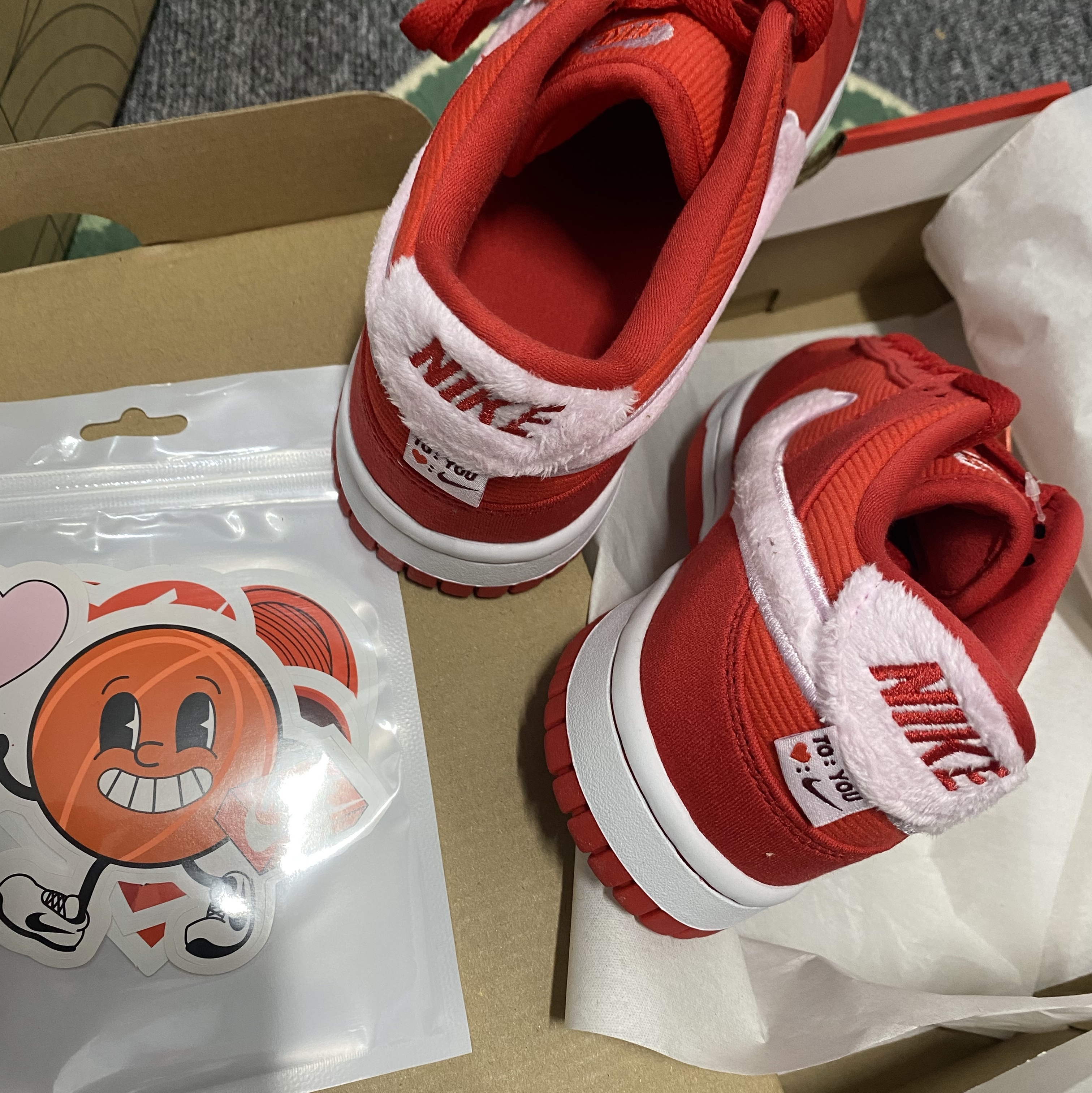 (GS) Nike Dunk Low Valentine Day Fire Red 착용 스타일 - 3