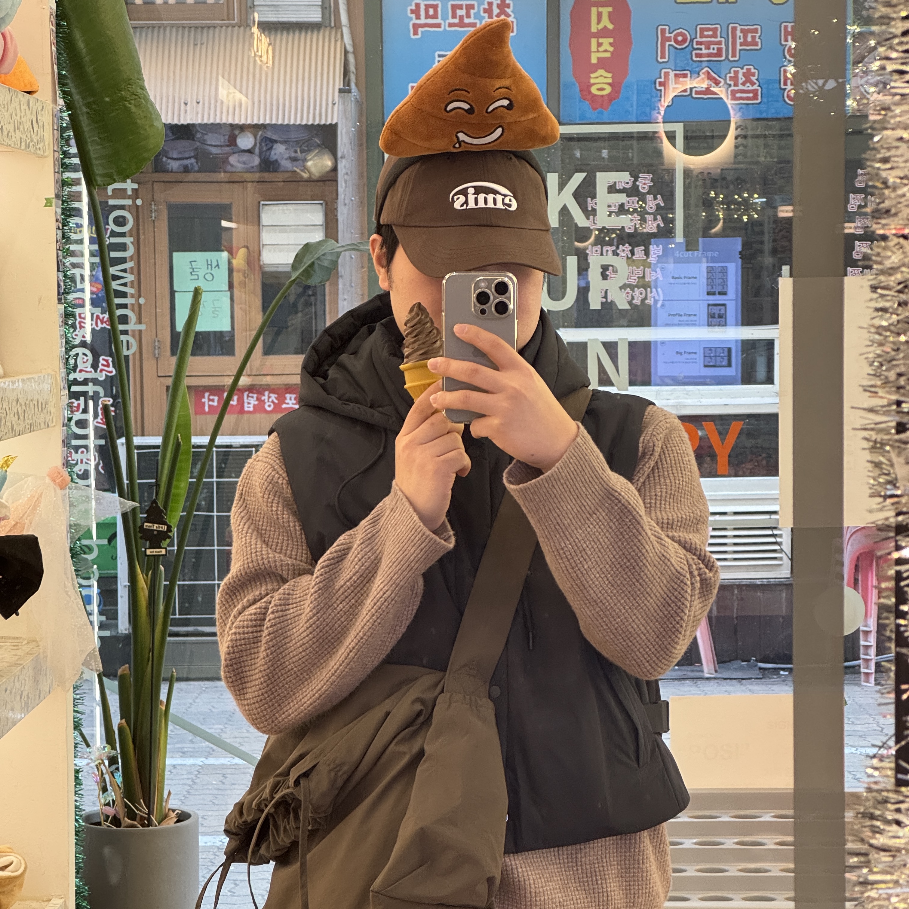 Emis New Logo Emis Cap Brown 착용 스타일