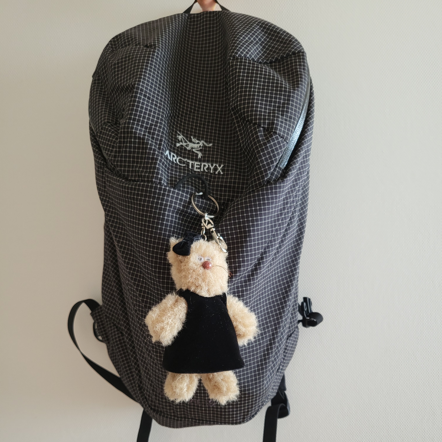 Arc'teryx Konseal 15 Backpack Black, Monamhee x STU Coco Brown 착용 스타일