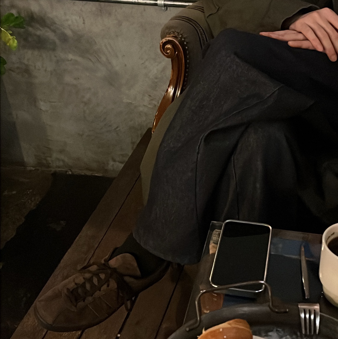 아디다스 토바코 그루엔 다크 브라운 착용 스타일 - 1