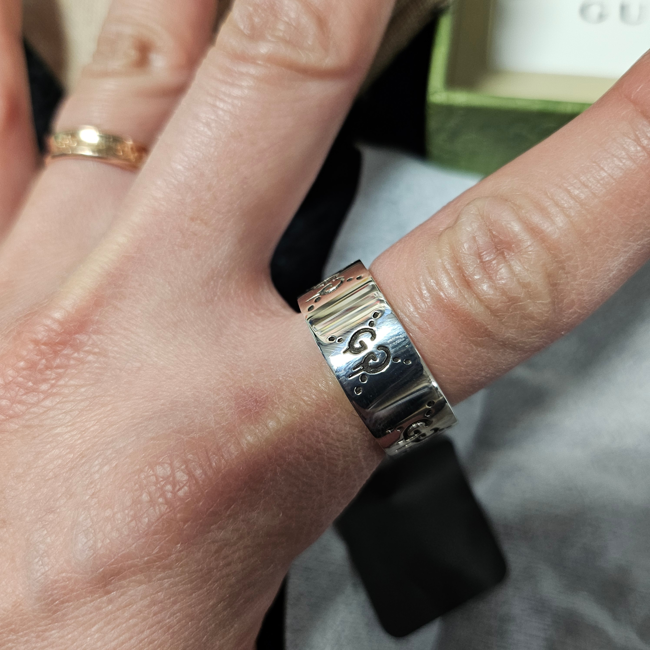 Gucci Ghost Ring Silver 9mm 착용 스타일 - 3
