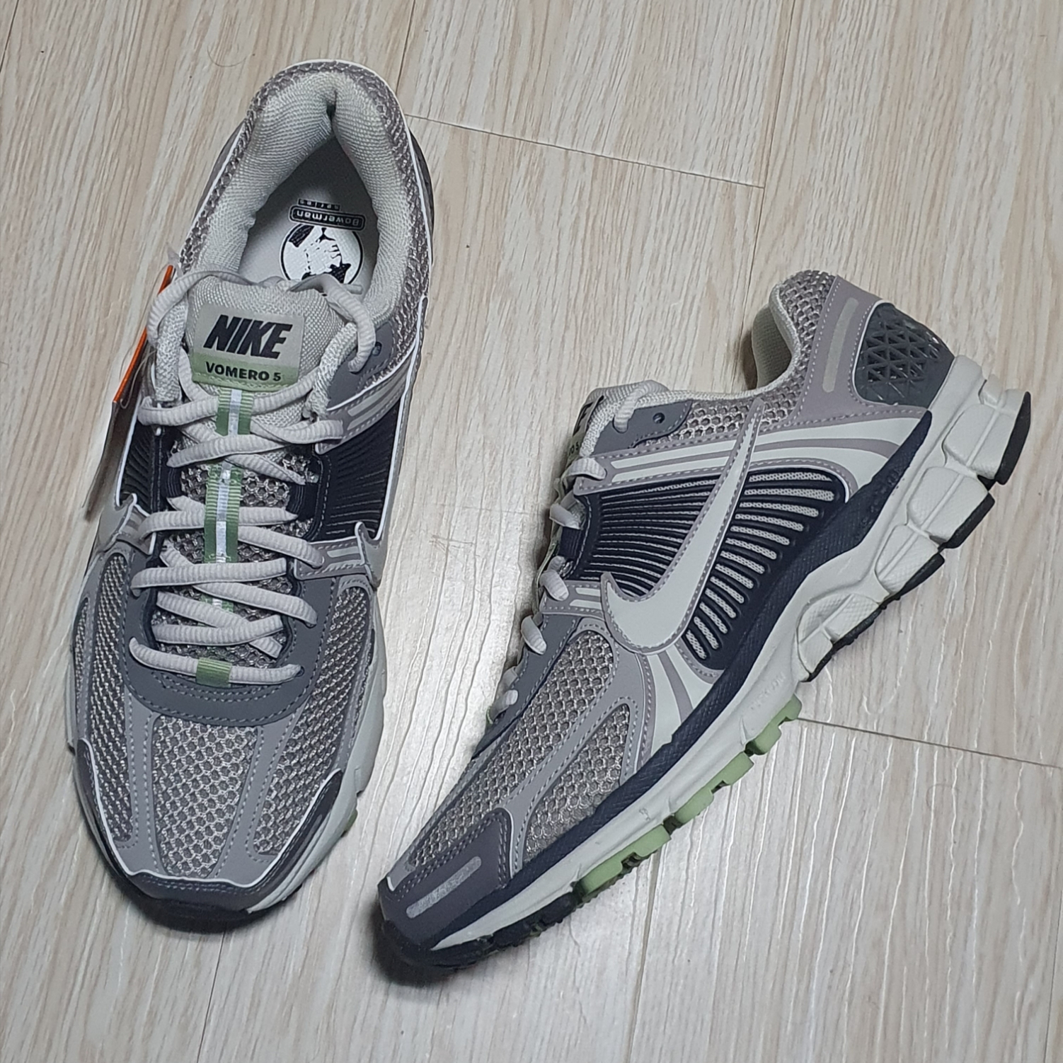 (W) Nike Zoom Vomero 5 Cobblestone and Flat Pewter 착용 스타일